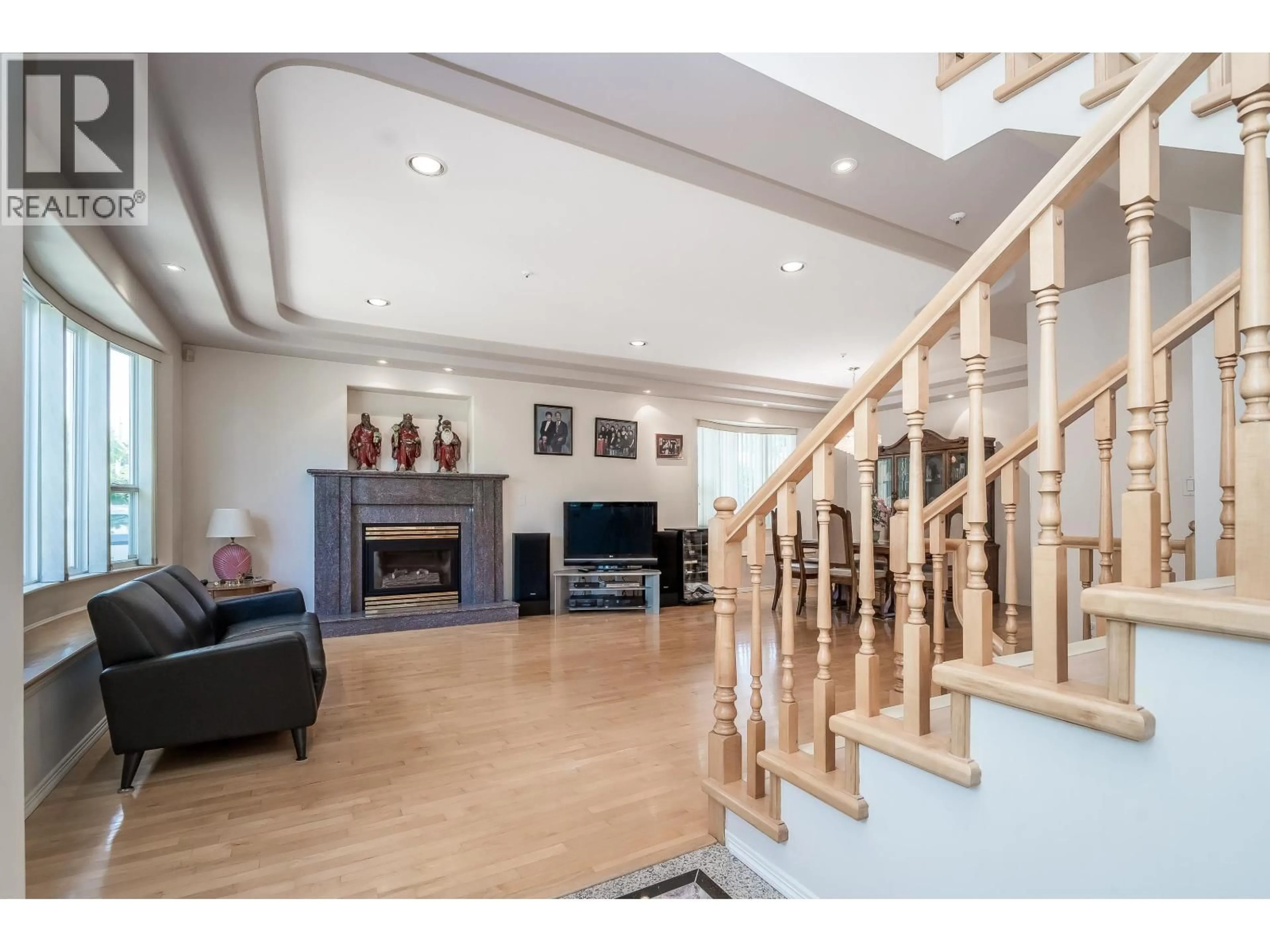 Indoor foyer for 2304 GARDEN DRIVE, Vancouver British Columbia V5N4X3