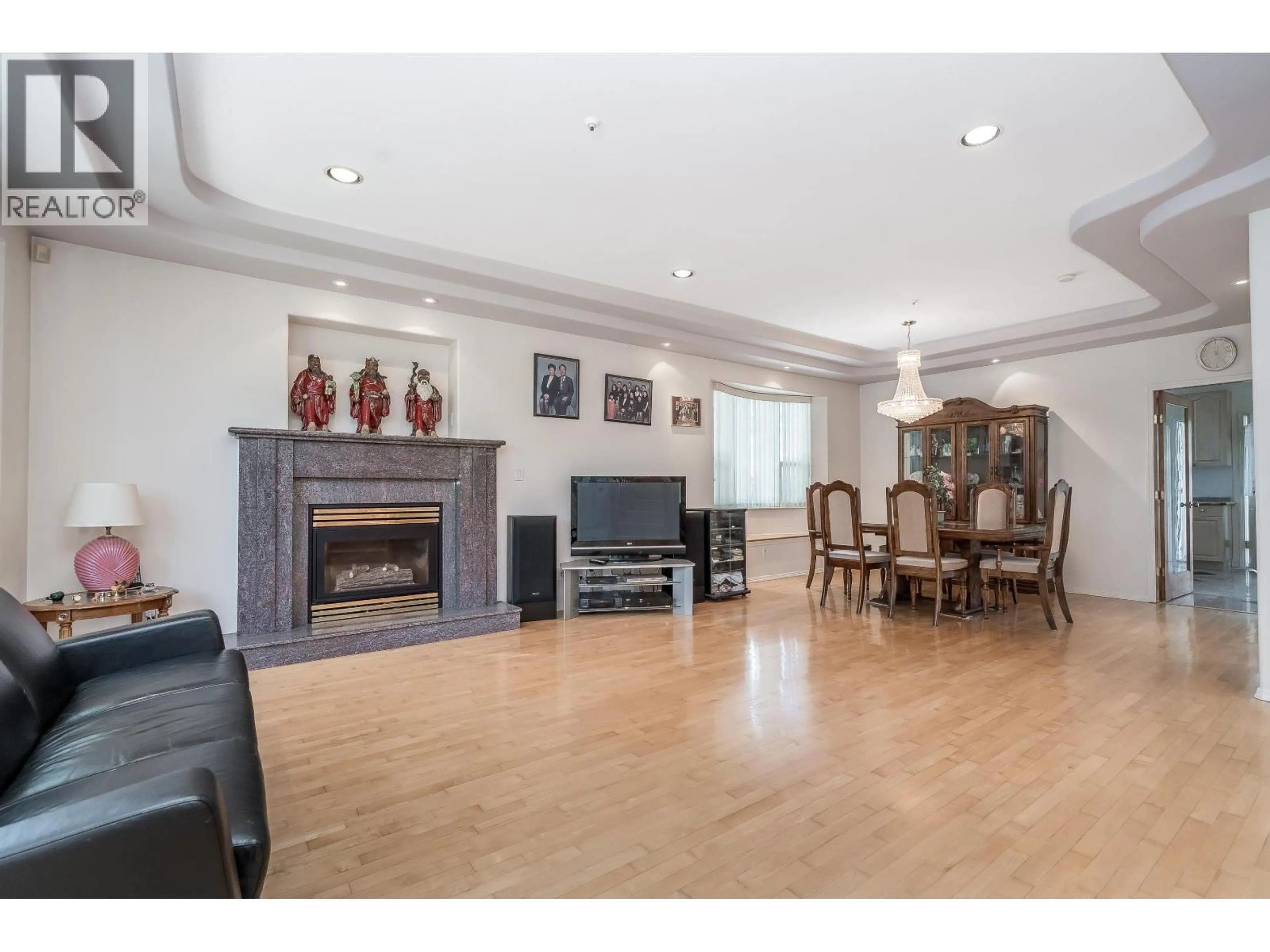 Living room with furniture, wood/laminate floor for 2304 GARDEN DRIVE, Vancouver British Columbia V5N4X3