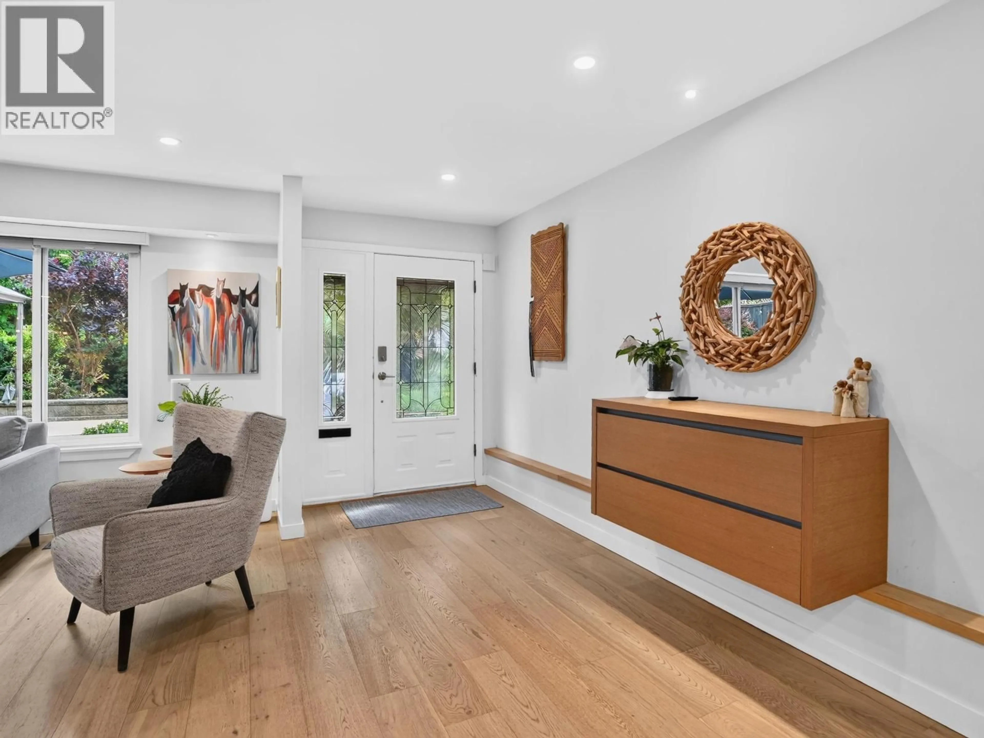 Indoor entryway for 514 28TH STREET, North Vancouver British Columbia V7N2J5