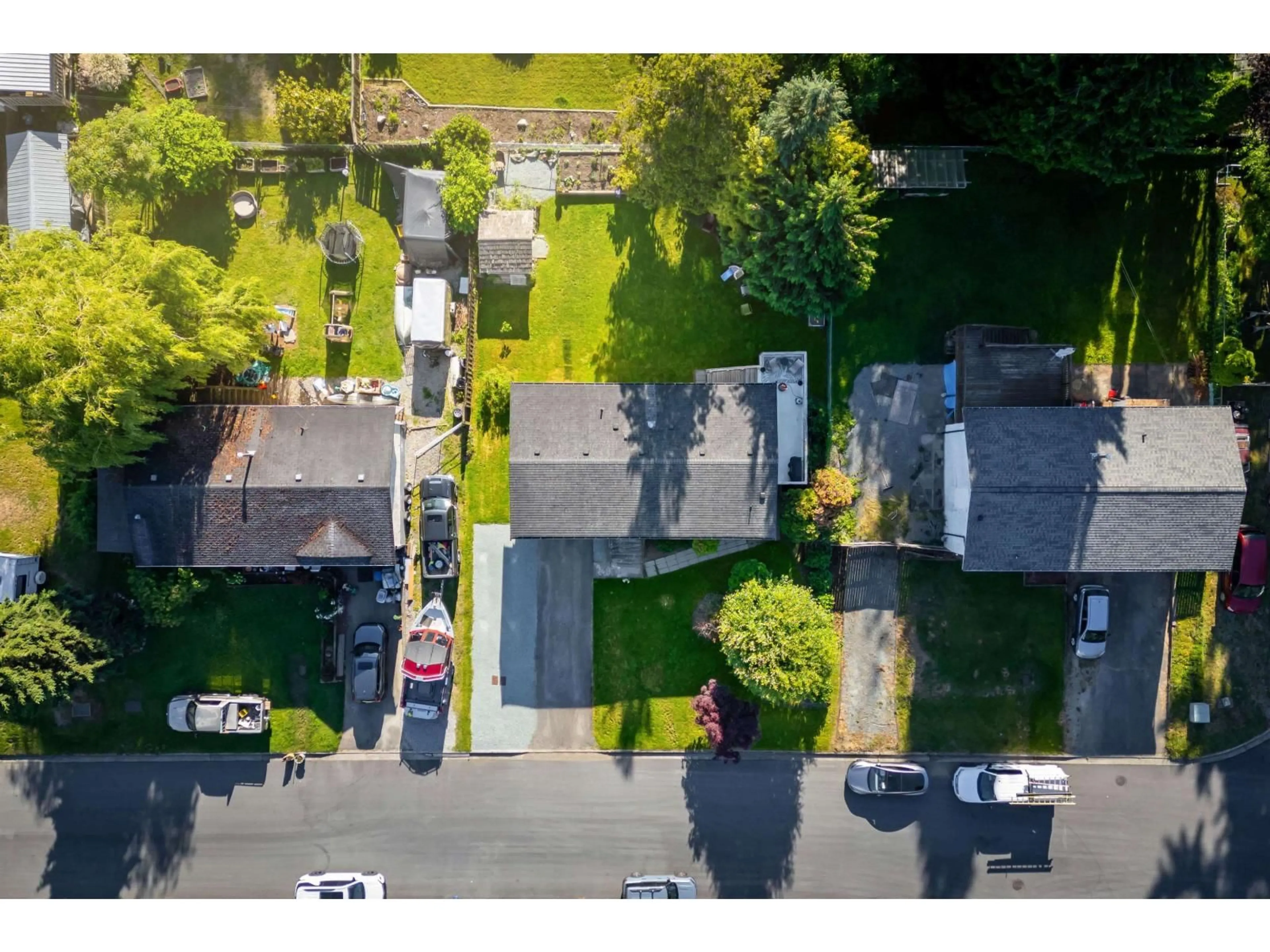 A pic from outside/outdoor area/front of a property/back of a property/a pic from drone, street for 8237 VIOLA PLACE, Mission British Columbia V2V5P3