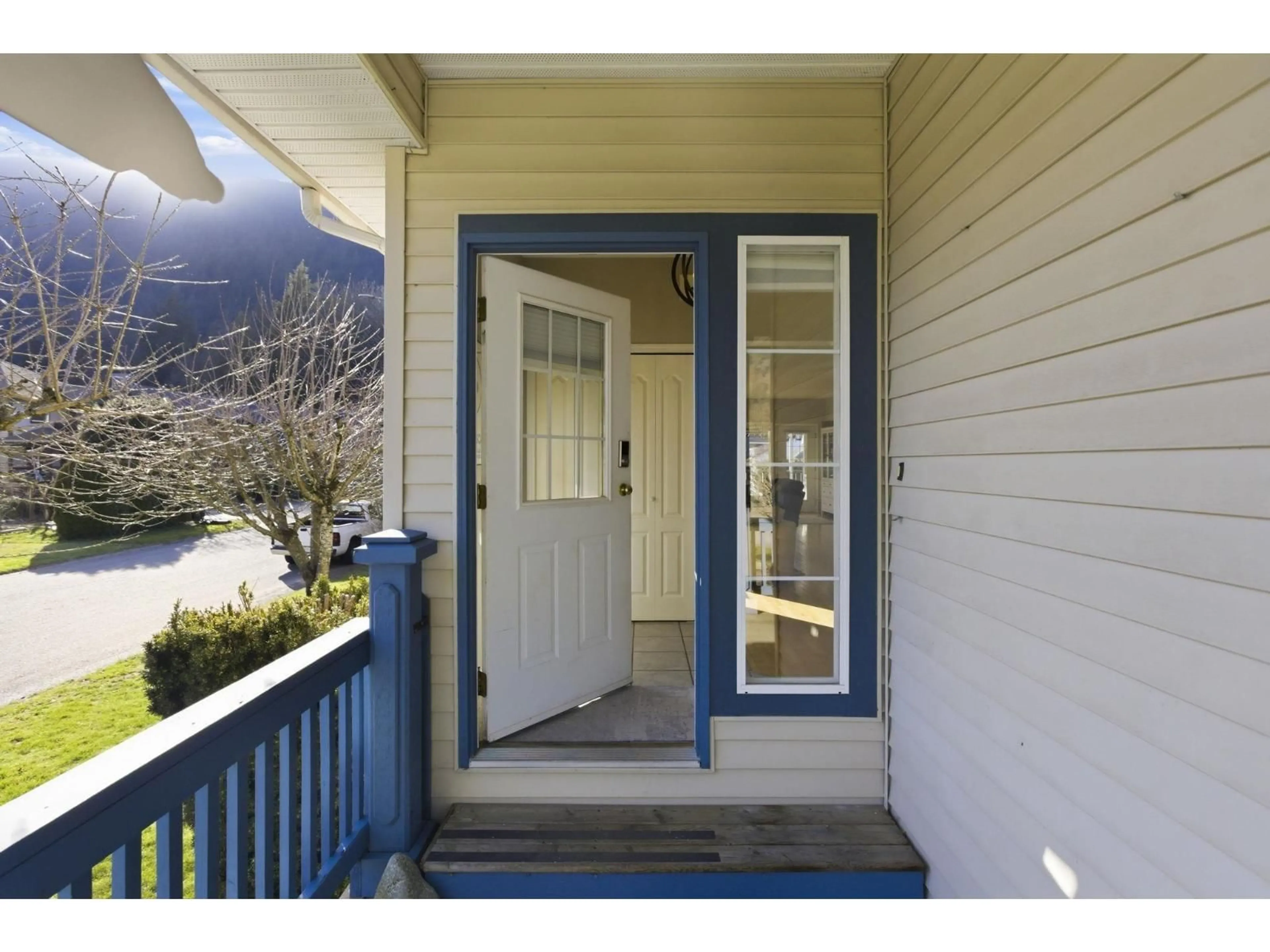 Indoor entryway for 406 MIAMI RIVER DRIVE, Harrison Hot Springs British Columbia V0M1K0