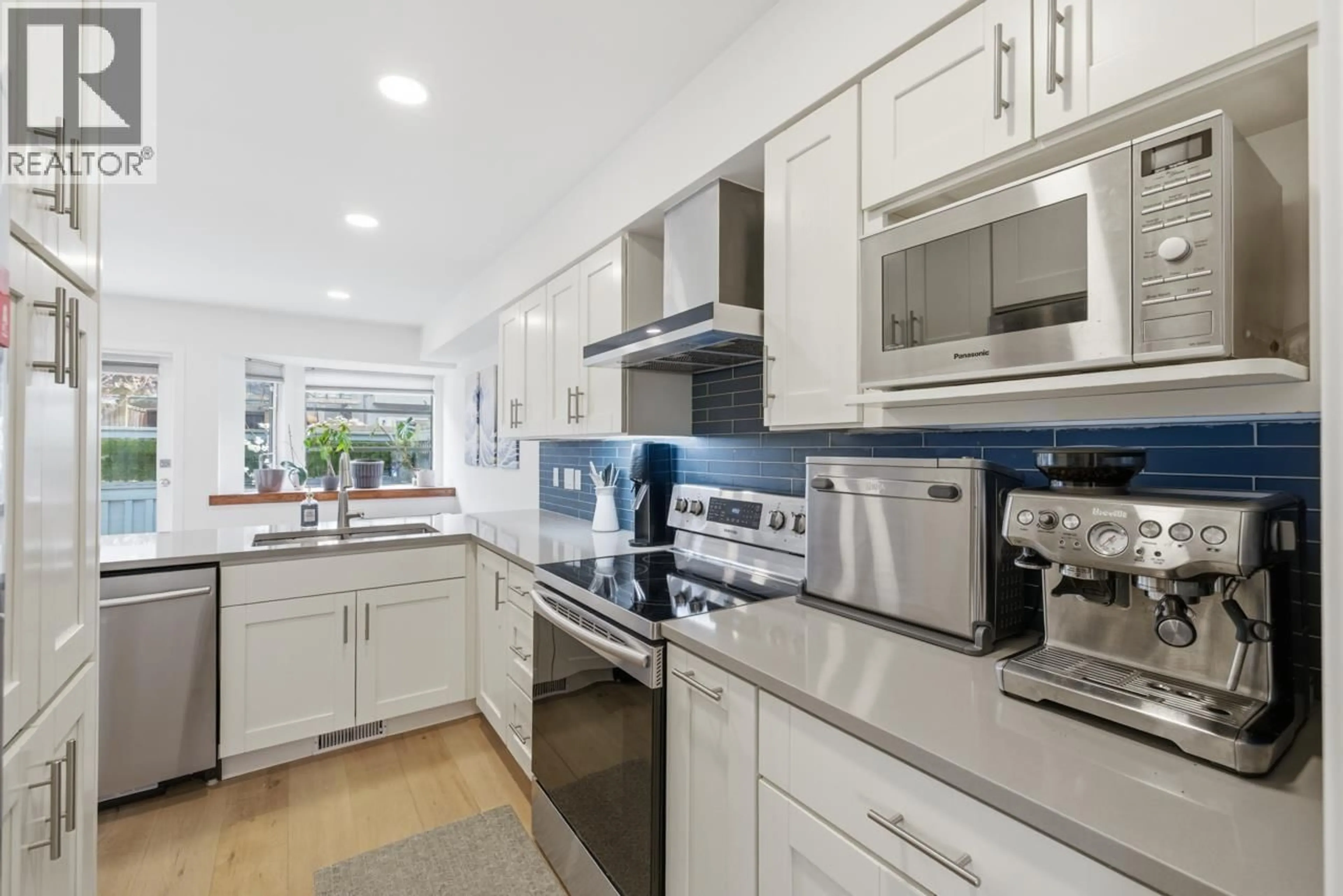 Open concept kitchen, ceramic/tile floor for 10 - 2118 EASTERN AVENUE, North Vancouver British Columbia V7L3G3
