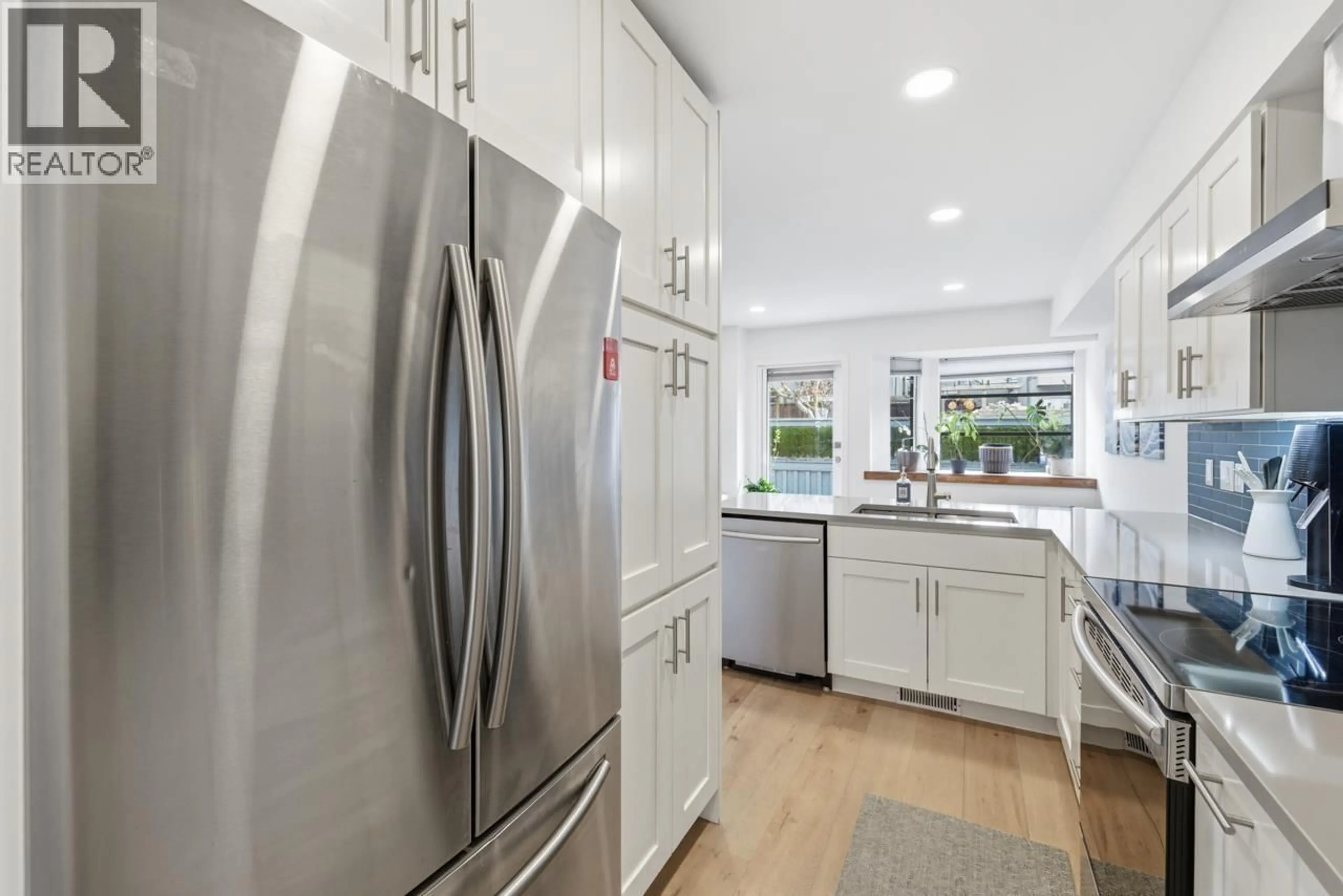 Open concept kitchen, ceramic/tile floor for 10 - 2118 EASTERN AVENUE, North Vancouver British Columbia V7L3G3