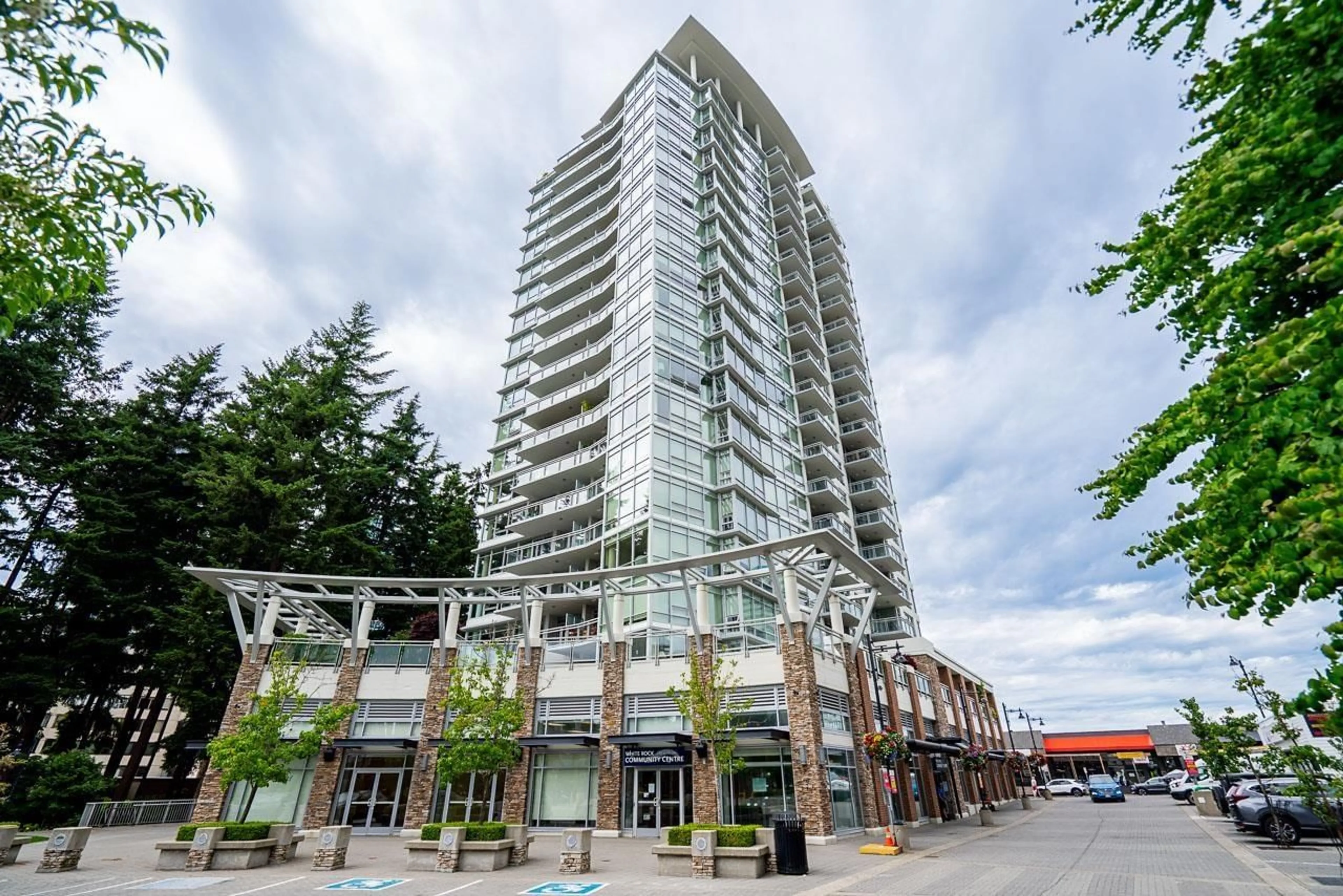 Patio, building for 203 - 15152 RUSSELL AVENUE, White Rock British Columbia V4B0A3