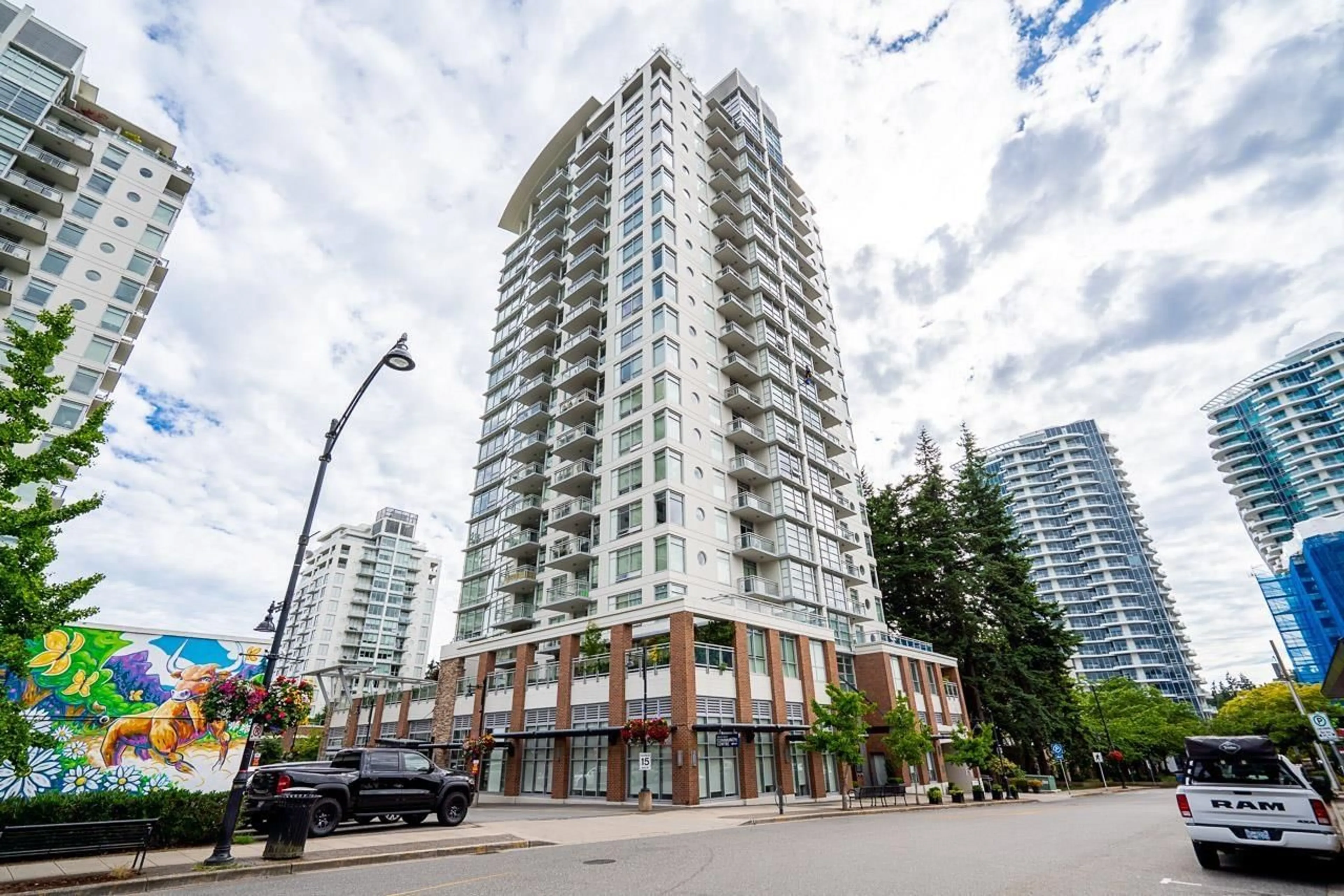 Patio, building for 203 - 15152 RUSSELL AVENUE, White Rock British Columbia V4B0A3