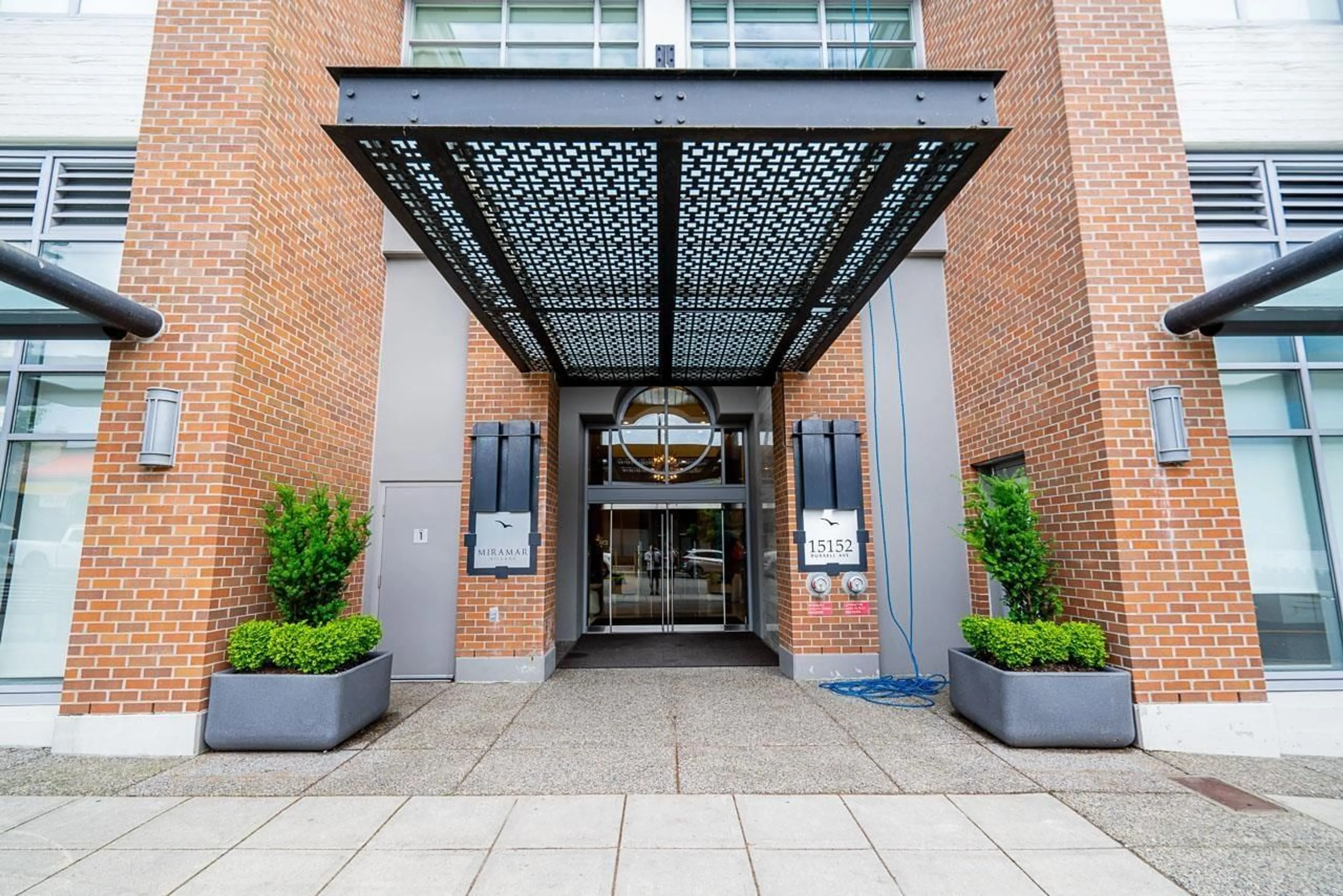 Indoor foyer for 203 - 15152 RUSSELL AVENUE, White Rock British Columbia V4B0A3