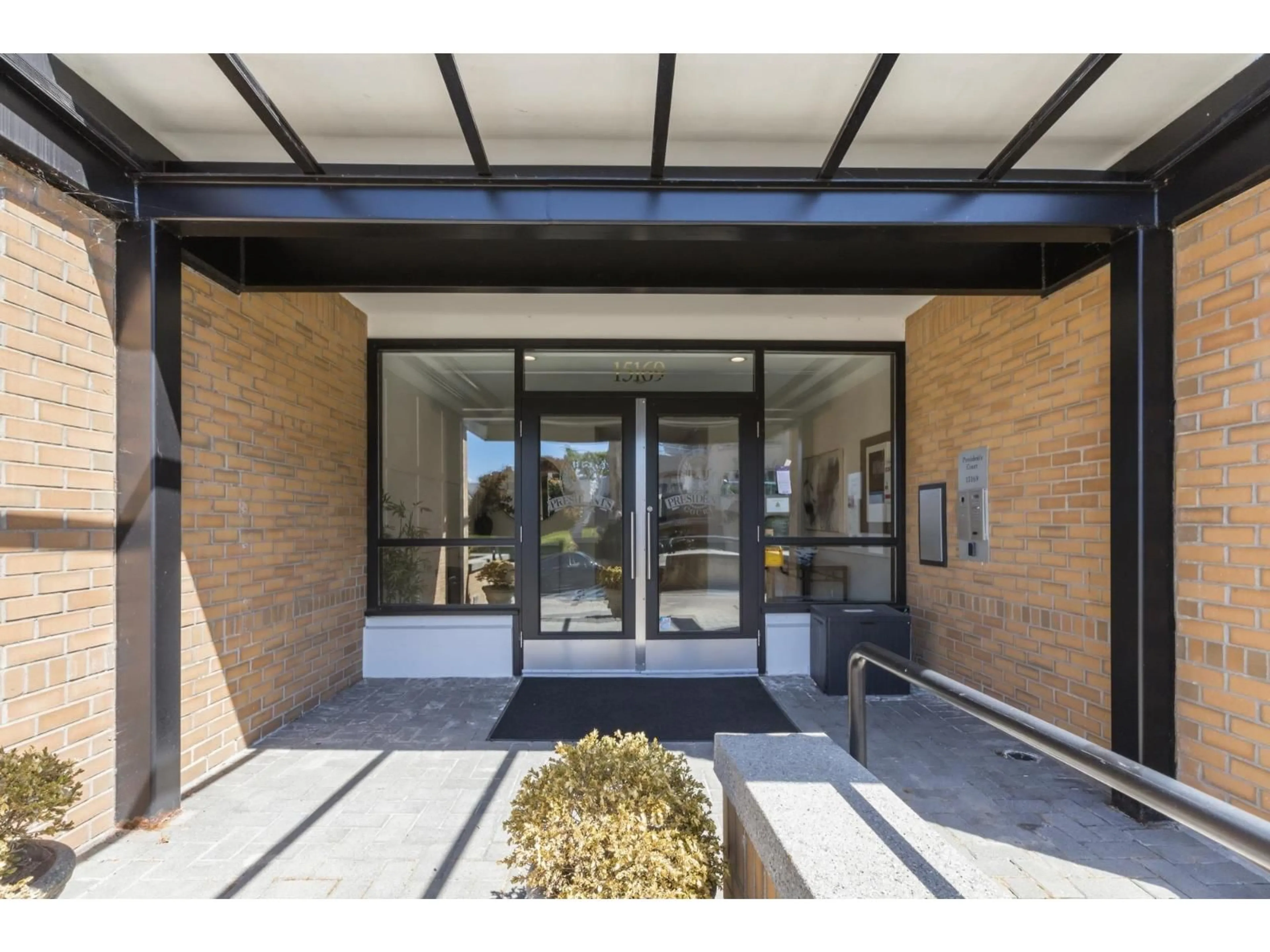 Indoor foyer for 201 - 15169 BUENA VISTA AVENUE, White Rock British Columbia V4B1Y2