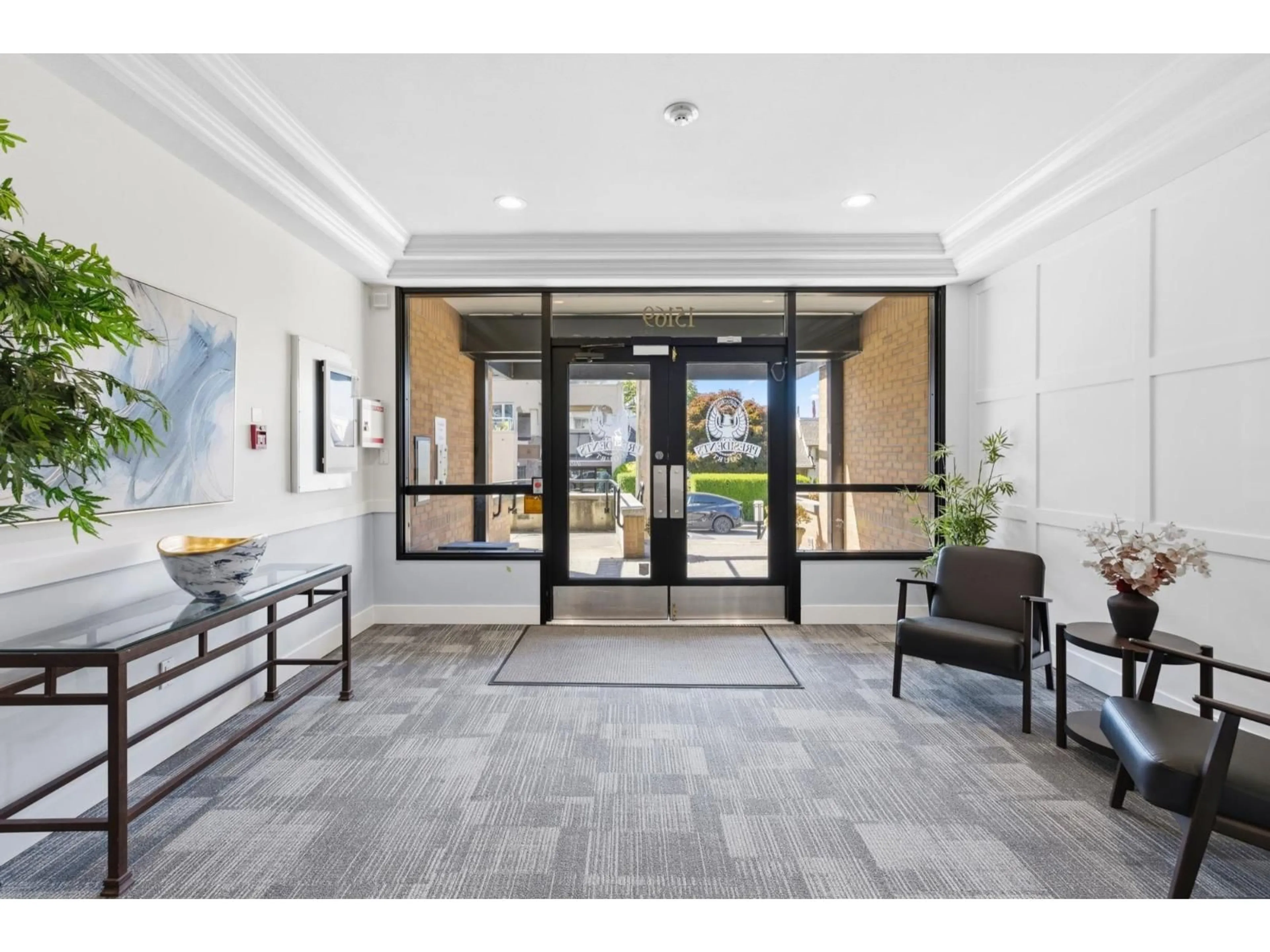 Indoor foyer for 201 - 15169 BUENA VISTA AVENUE, White Rock British Columbia V4B1Y2