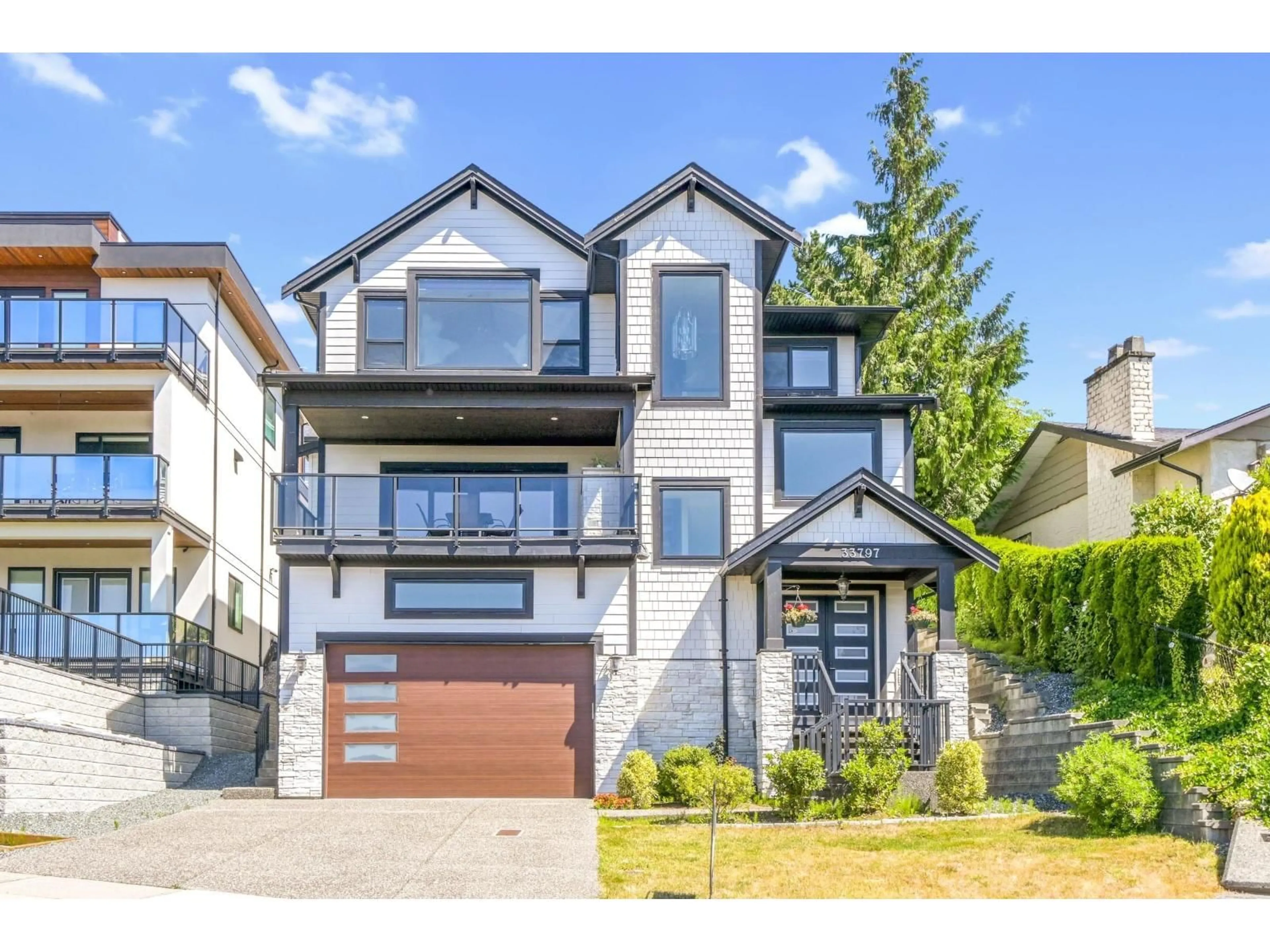 Home with vinyl exterior material, street for 33797 KNIGHT AVENUE, Mission British Columbia V2V7C7