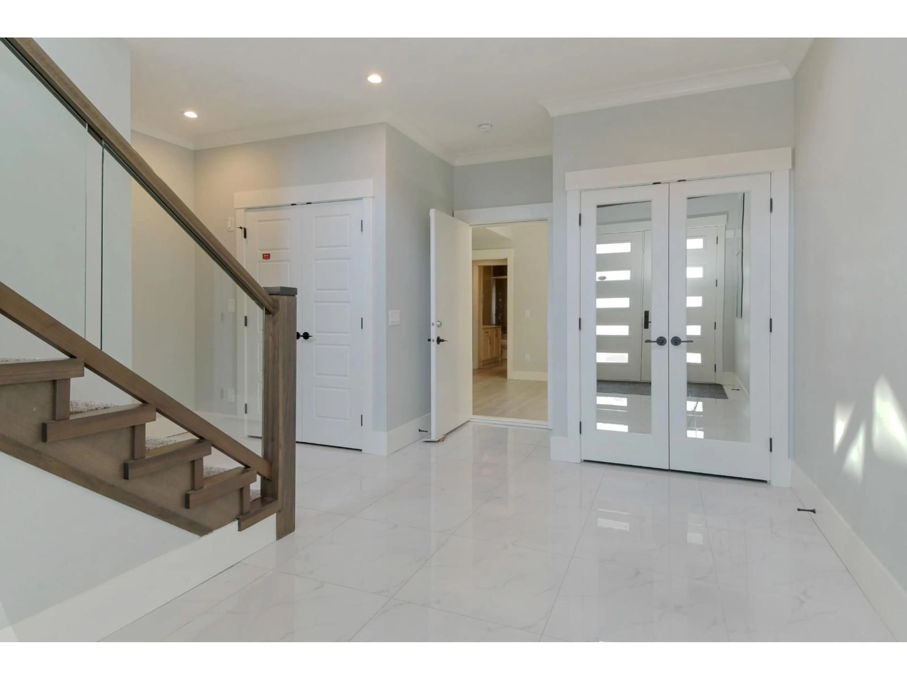 Indoor entryway for 33797 KNIGHT AVENUE, Mission British Columbia V2V7C7