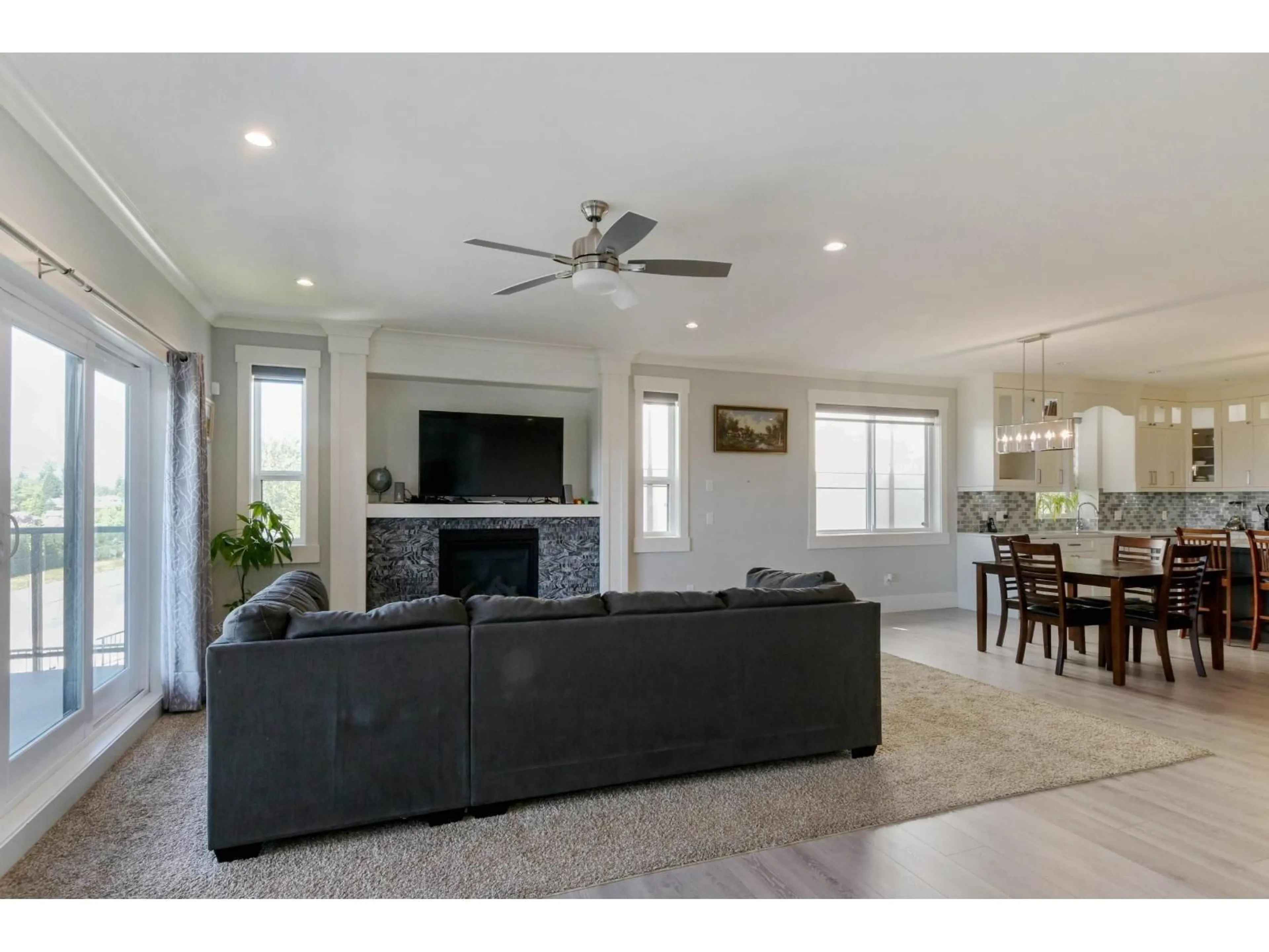Living room with furniture, unknown for 33797 KNIGHT AVENUE, Mission British Columbia V2V7C7