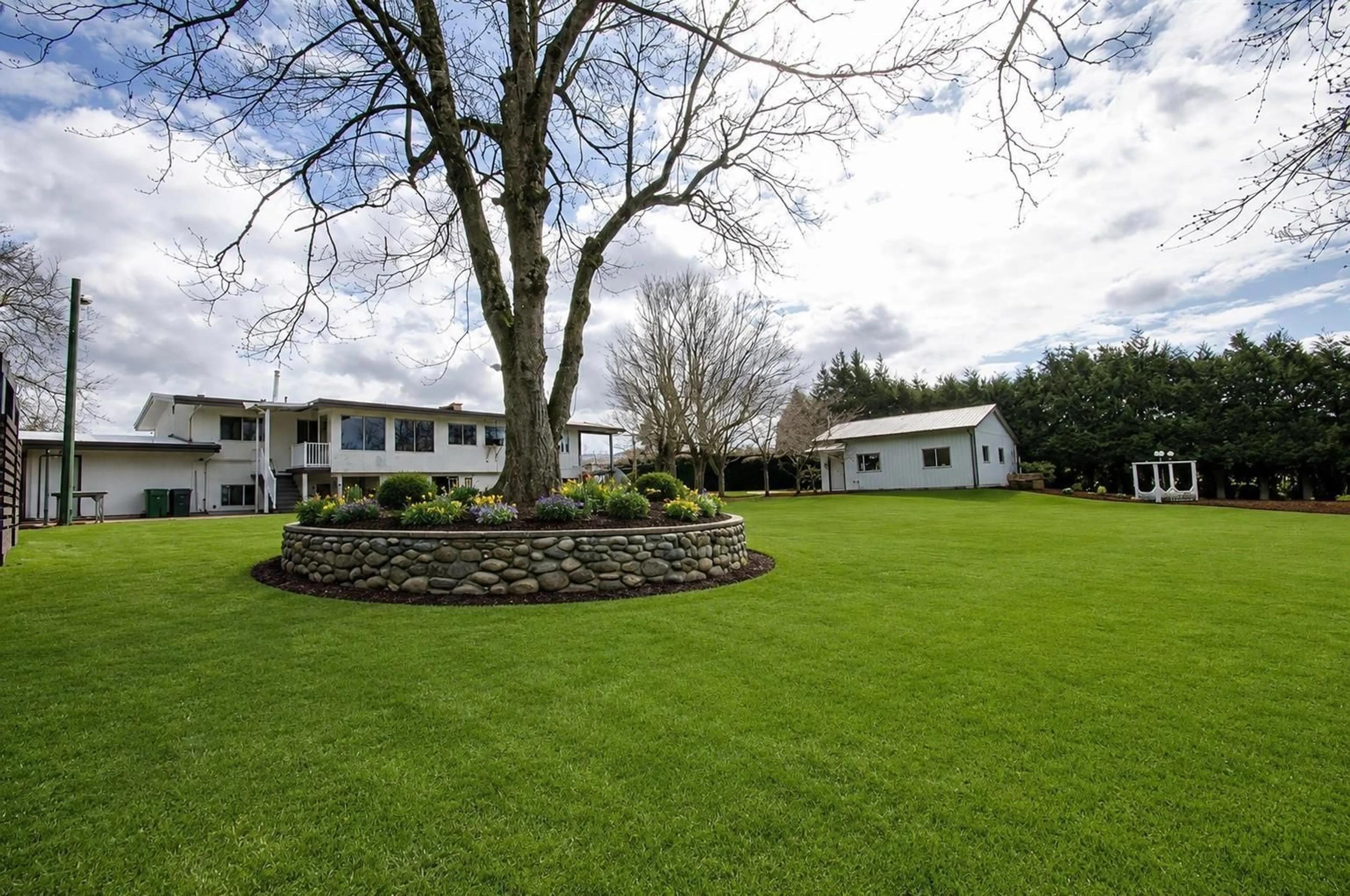 A pic from outside/outdoor area/front of a property/back of a property/a pic from drone, building for 1559 WHATCOM ROAD, Abbotsford British Columbia V3G1Y9