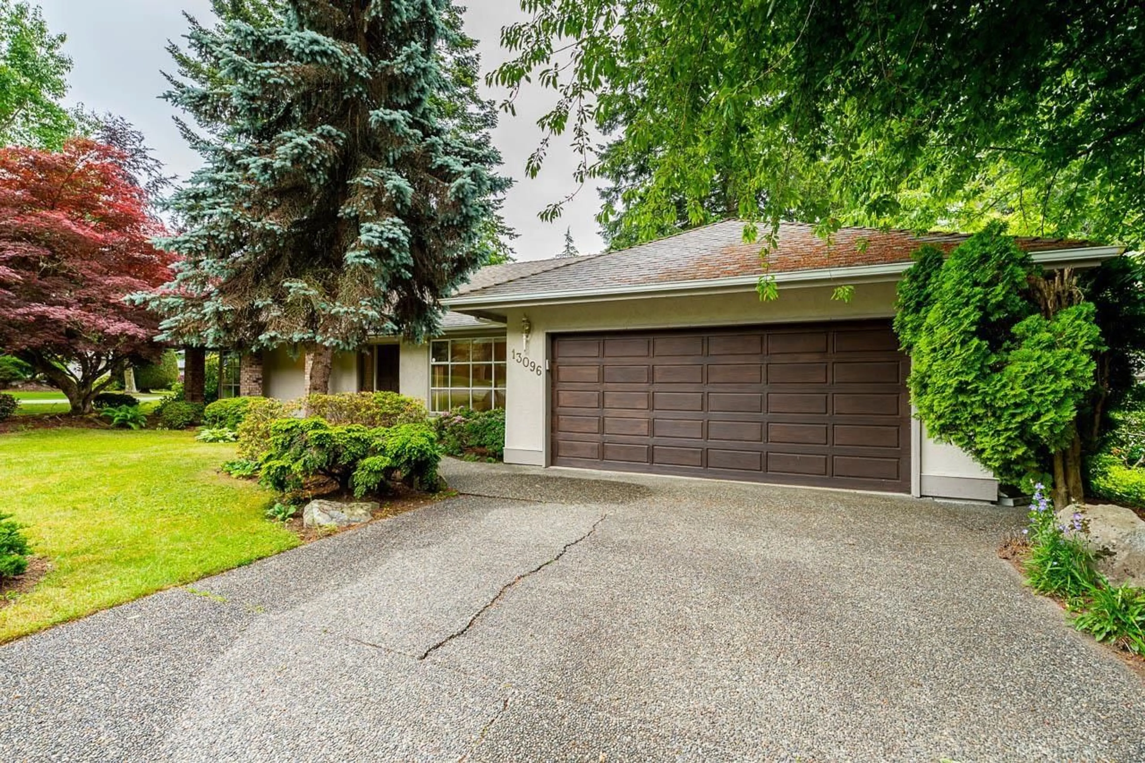 Indoor garage for 13096 21A AVENUE, Surrey British Columbia V4A8M3