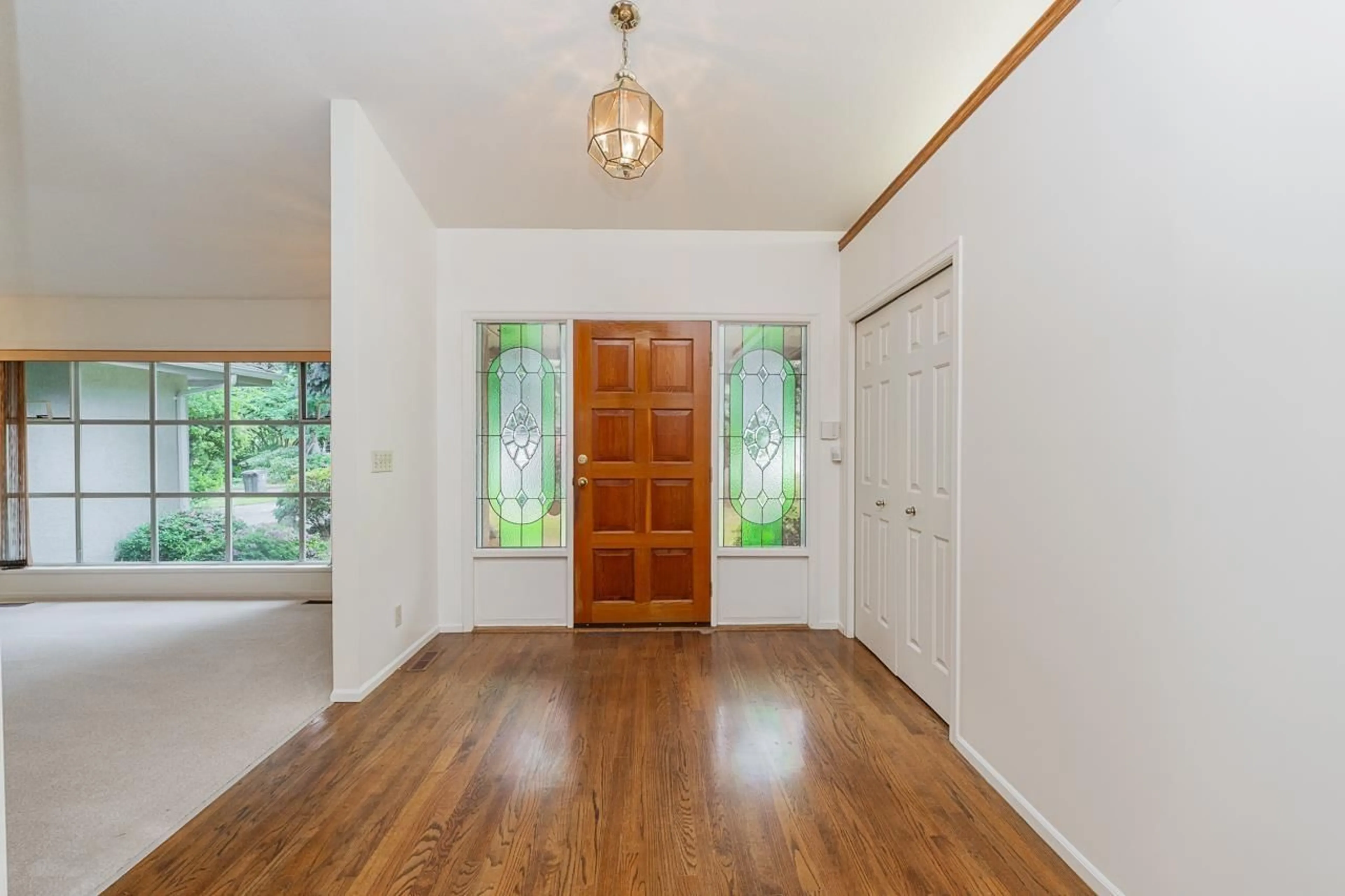 Indoor entryway for 13096 21A AVENUE, Surrey British Columbia V4A8M3
