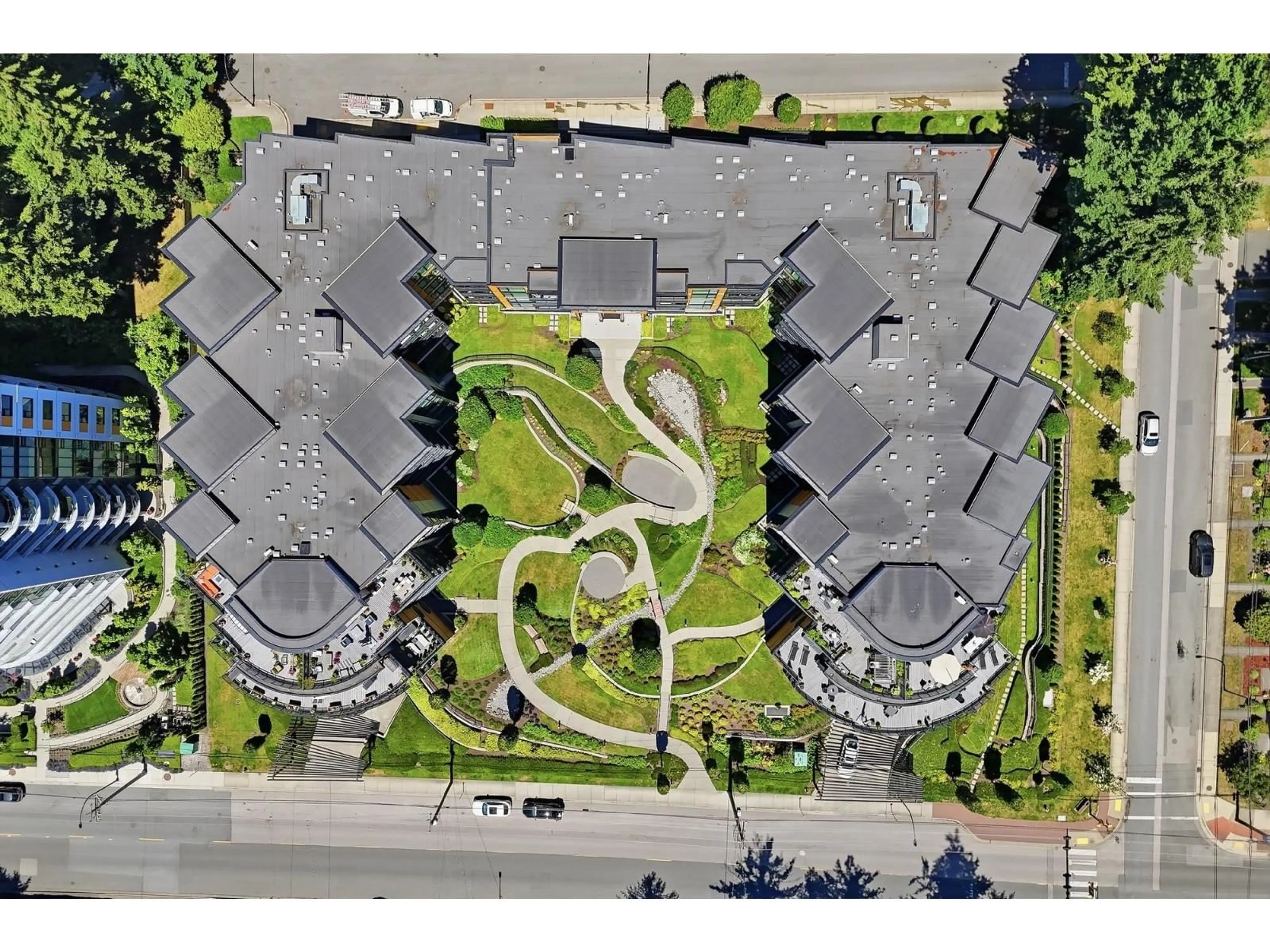 A pic from outside/outdoor area/front of a property/back of a property/a pic from drone, street for 418 - 14855 THRIFT AVENUE, White Rock British Columbia V4B2J6