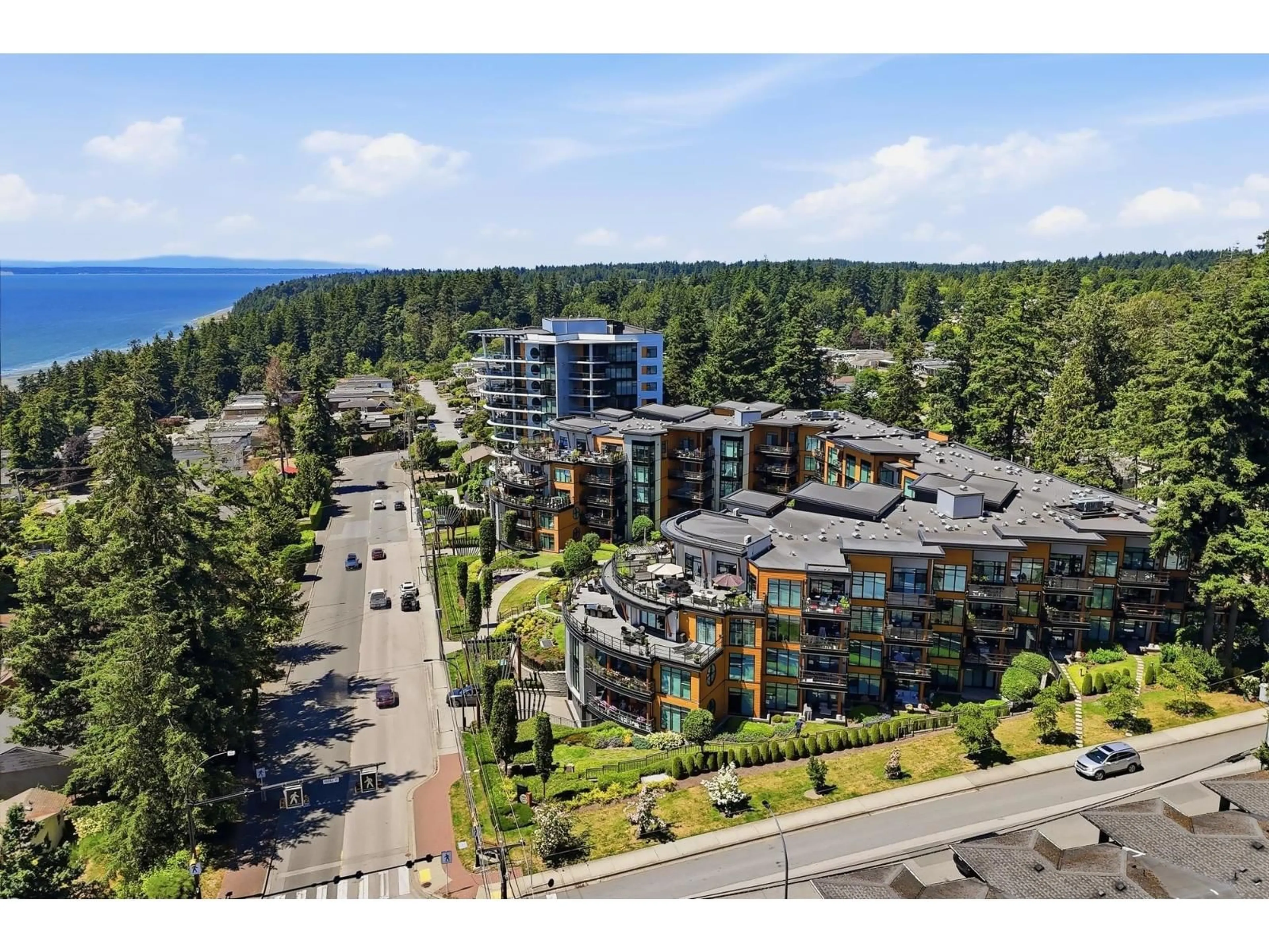 A pic from outside/outdoor area/front of a property/back of a property/a pic from drone, unknown for 418 - 14855 THRIFT AVENUE, White Rock British Columbia V4B2J6