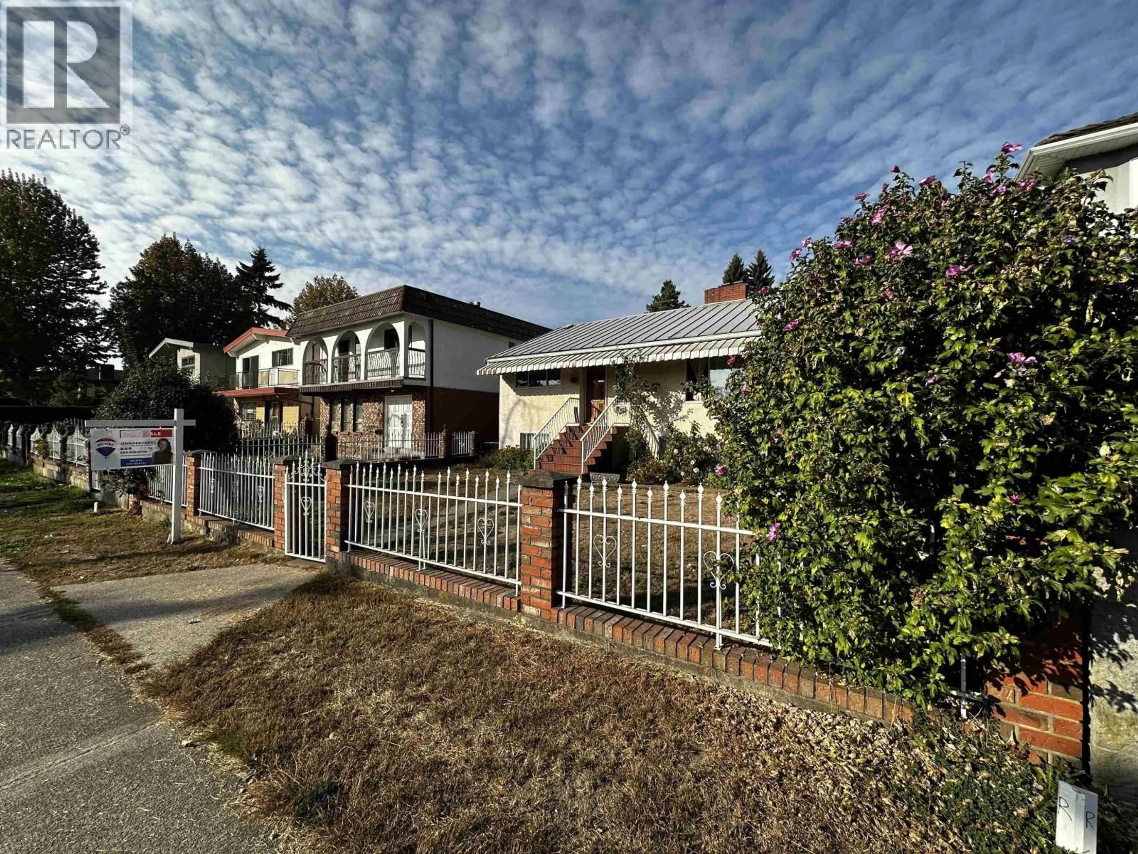 A pic from outside/outdoor area/front of a property/back of a property/a pic from drone, street for 2621 8TH AVENUE, Vancouver British Columbia V5M1W4