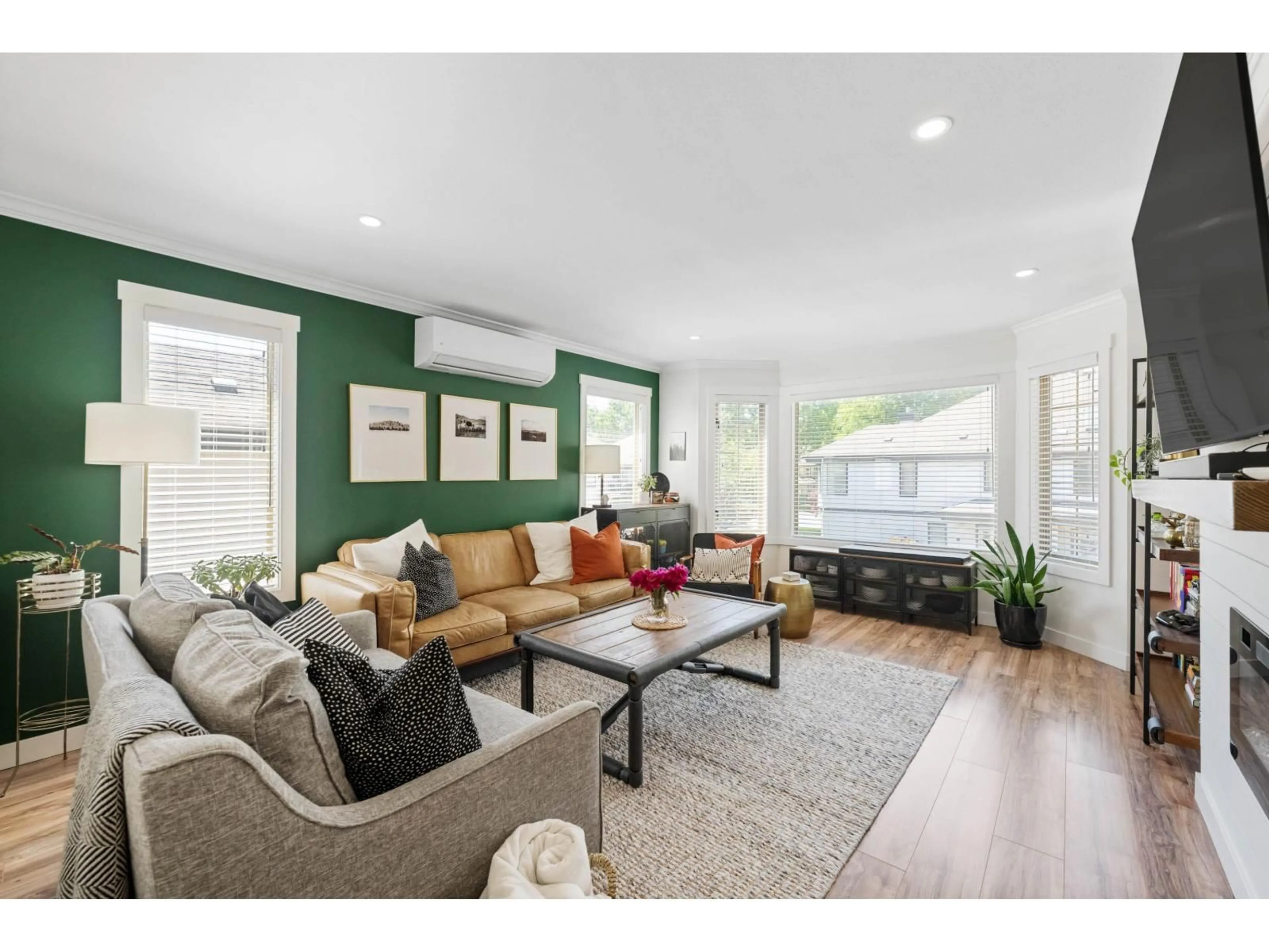 Living room with furniture, wood/laminate floor for 2 - 15840 84 AVENUE, Surrey British Columbia V4N0W4