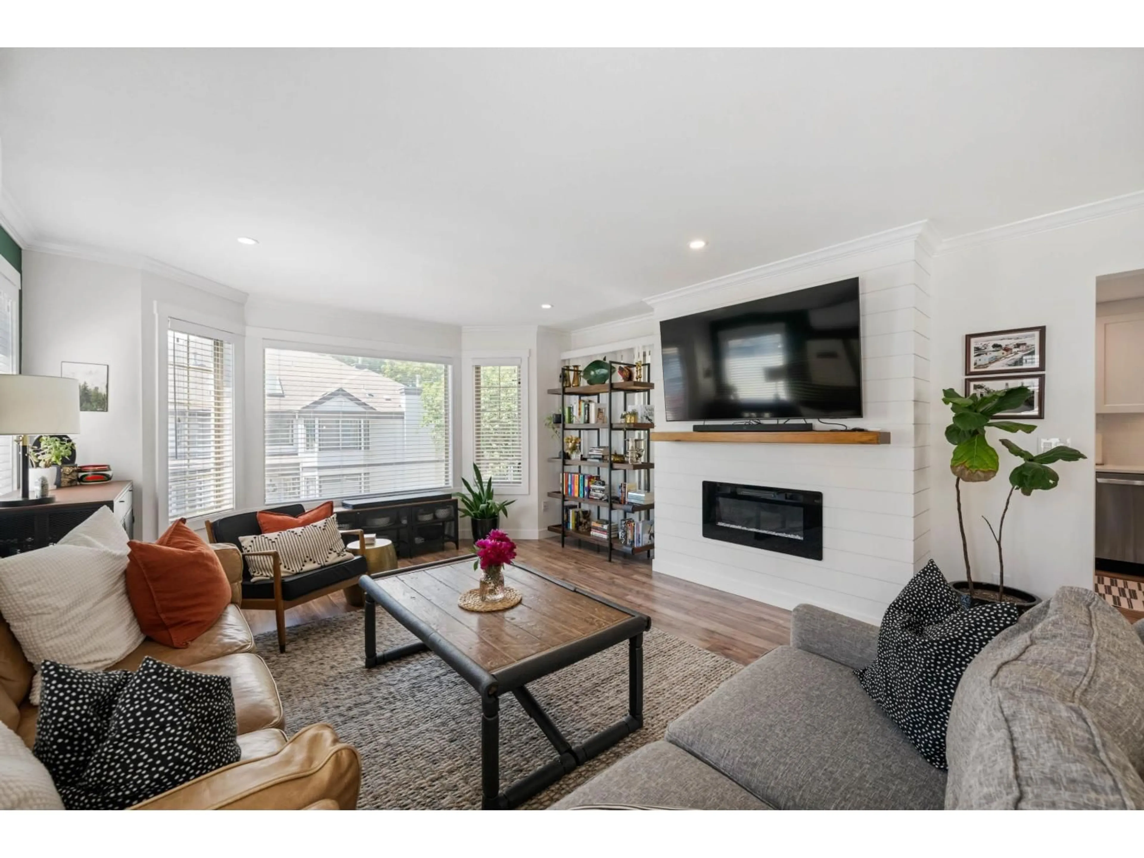 Living room with furniture, wood/laminate floor for 2 - 15840 84 AVENUE, Surrey British Columbia V4N0W4