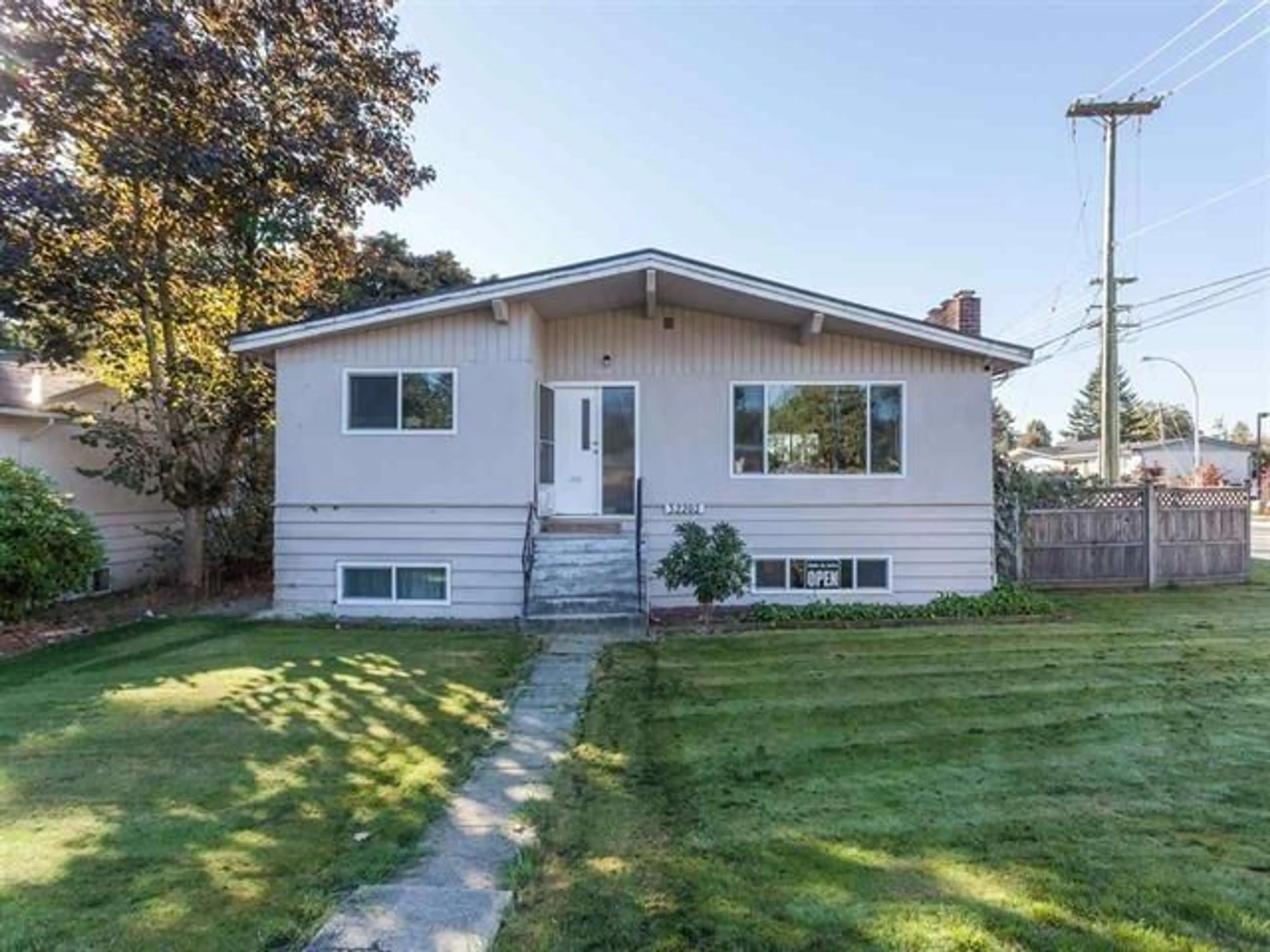 Home with vinyl exterior material, street for 32202 HILLCREST AVENUE, Abbotsford British Columbia V2T1S6
