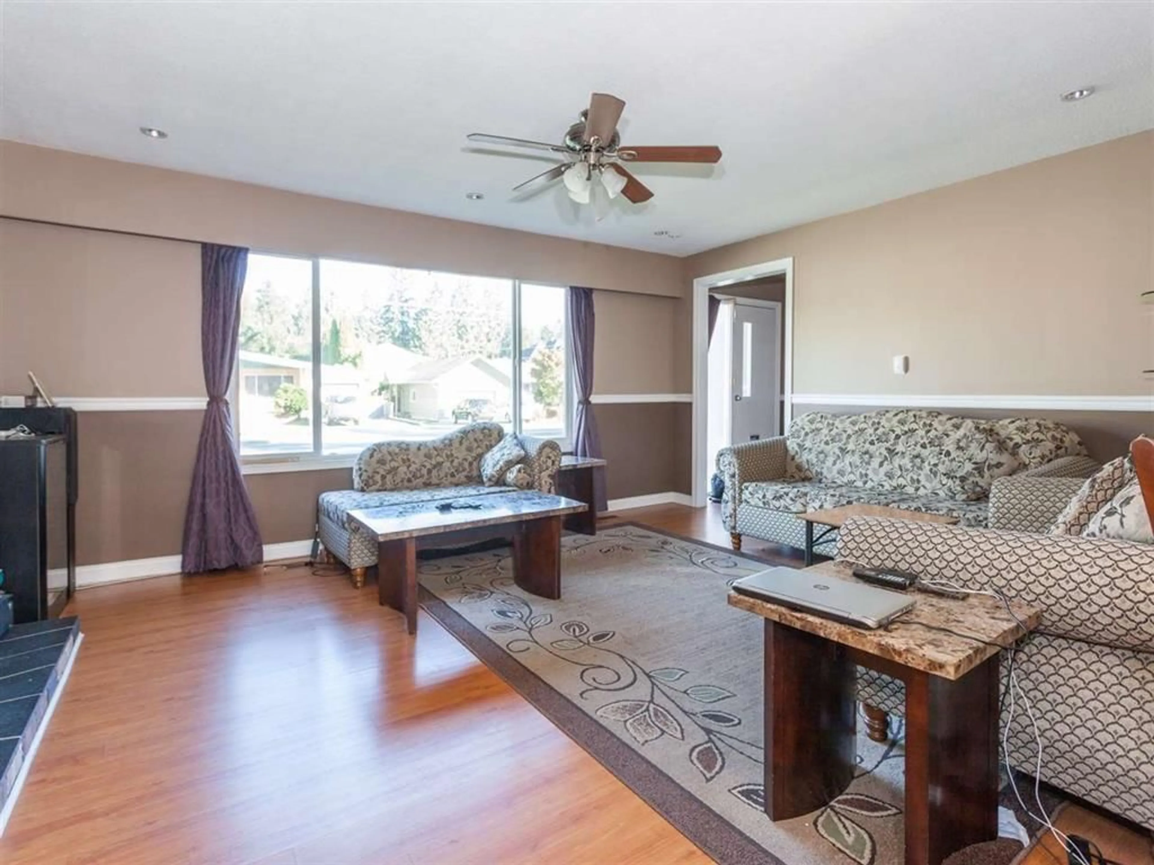 Living room with furniture, unknown for 32202 HILLCREST AVENUE, Abbotsford British Columbia V2T1S6