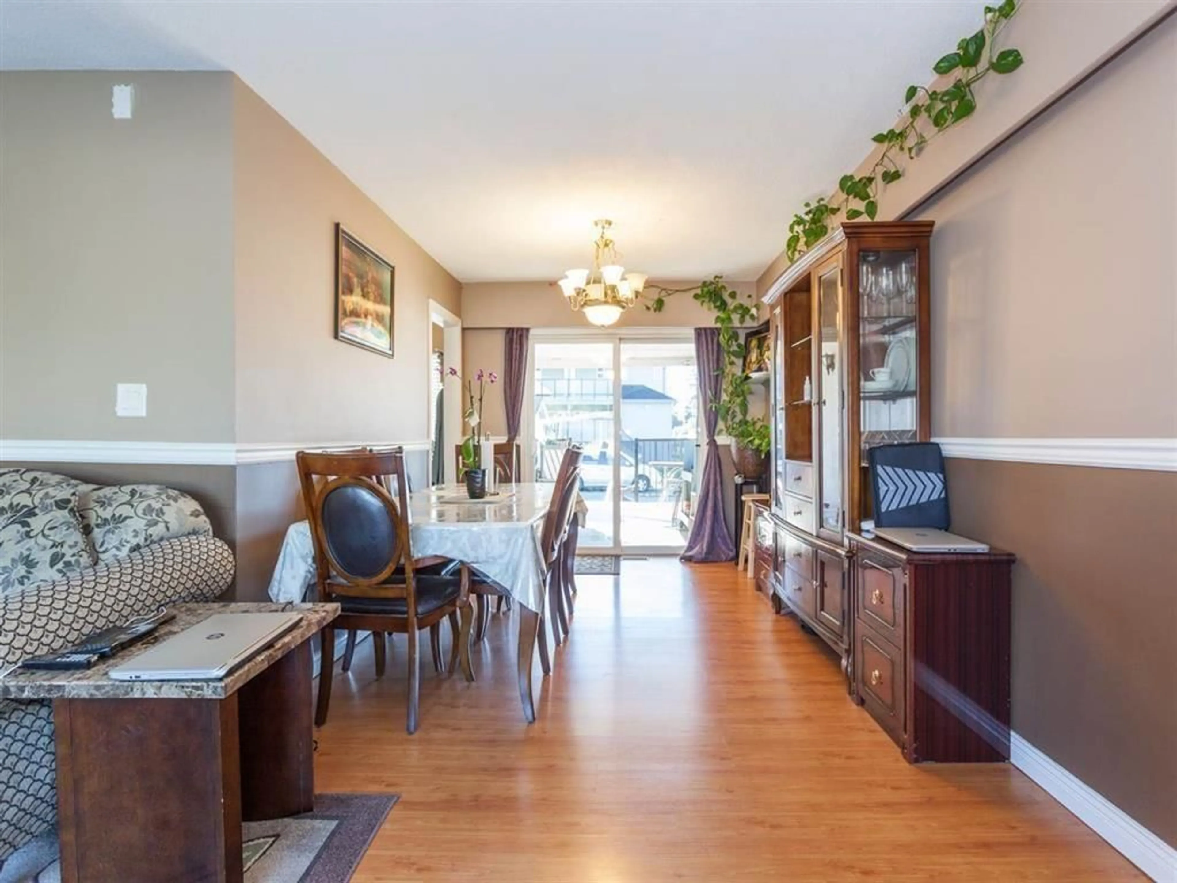 Dining room, wood/laminate floor for 32202 HILLCREST AVENUE, Abbotsford British Columbia V2T1S6