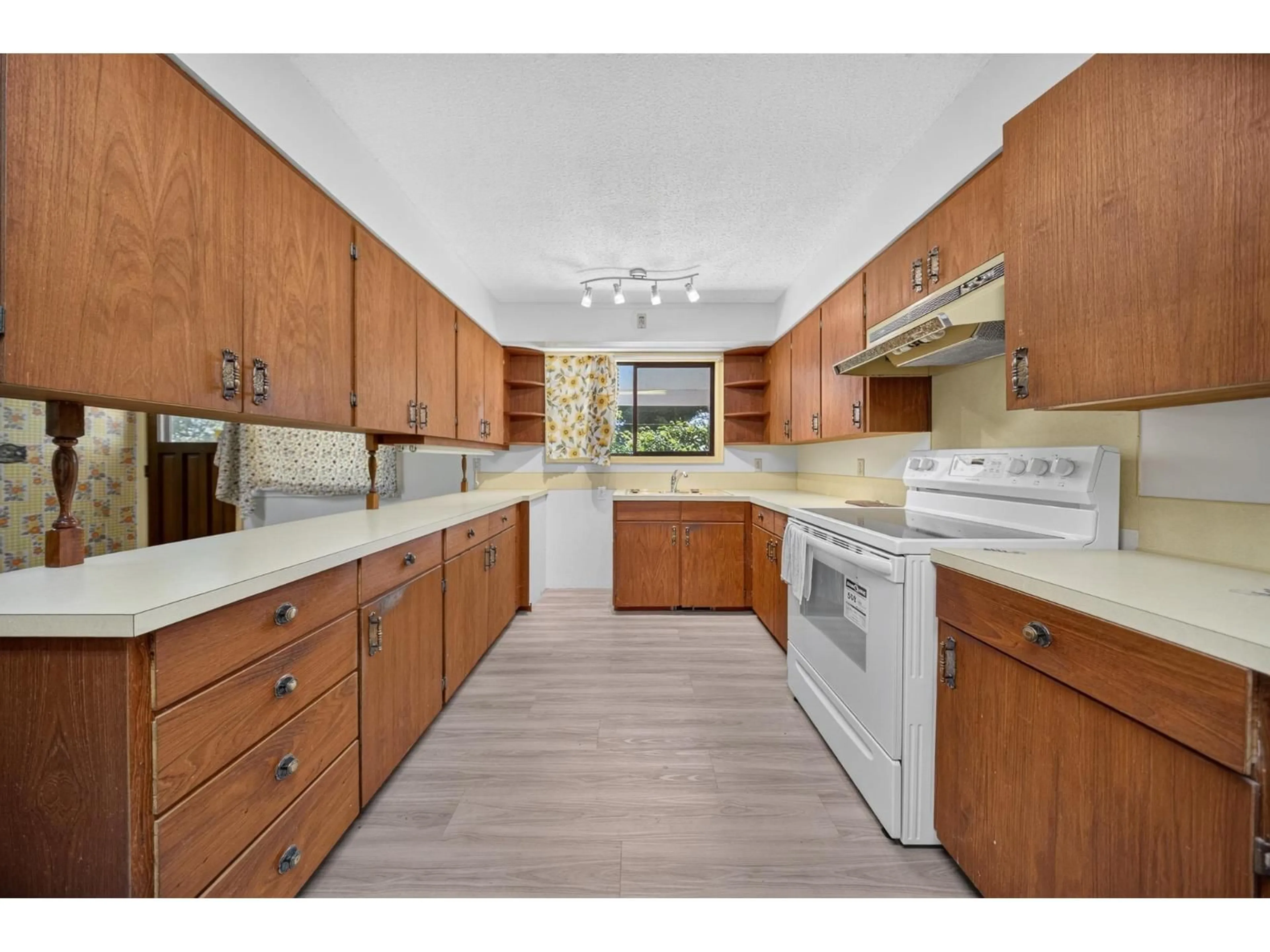 Standard kitchen, unknown for 10730 MCDONALD ROAD, Chilliwack British Columbia V2P7L6