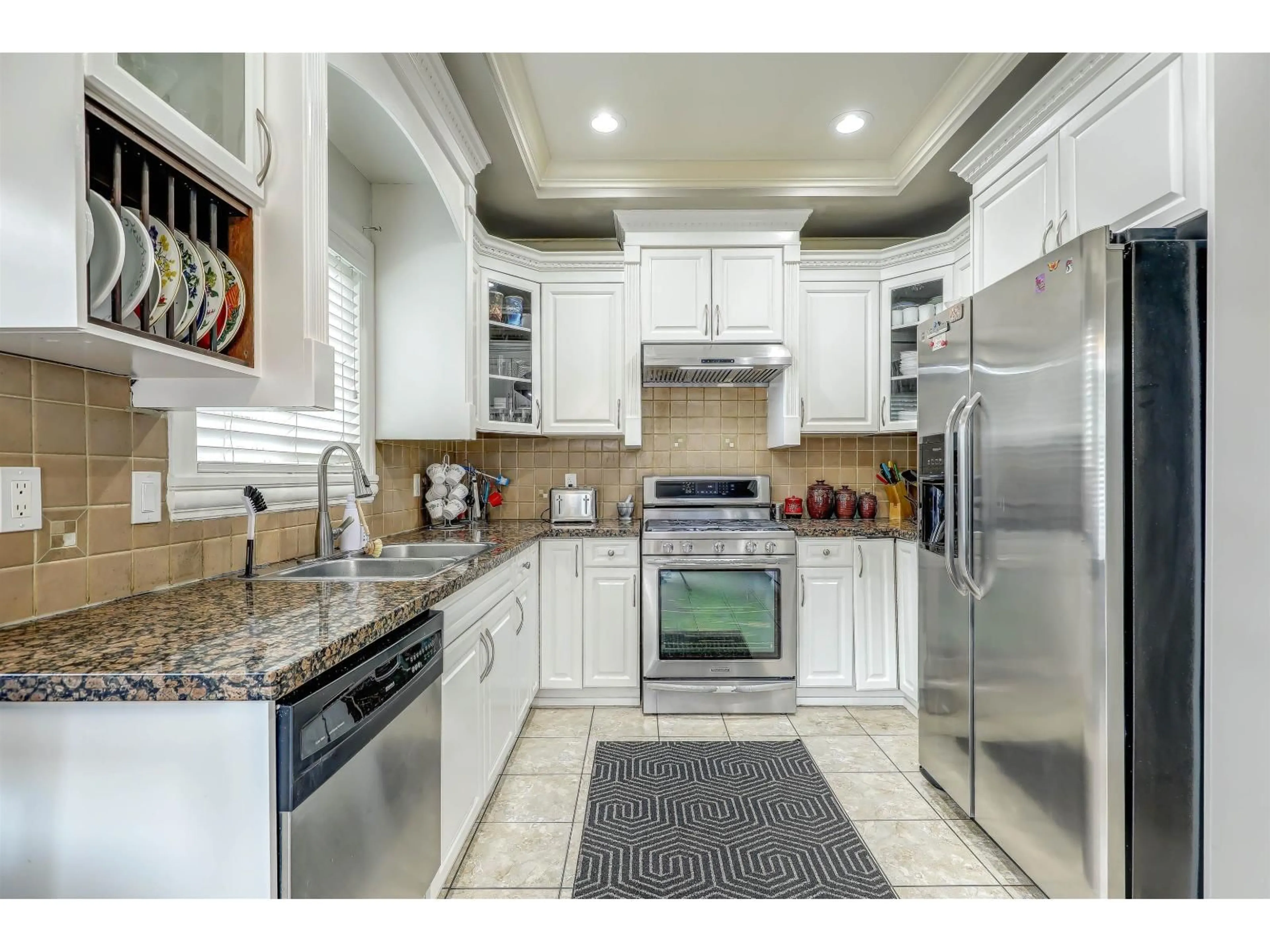 Open concept kitchen, ceramic/tile floor for 14793 67A AVENUE, Surrey British Columbia V3S4P9