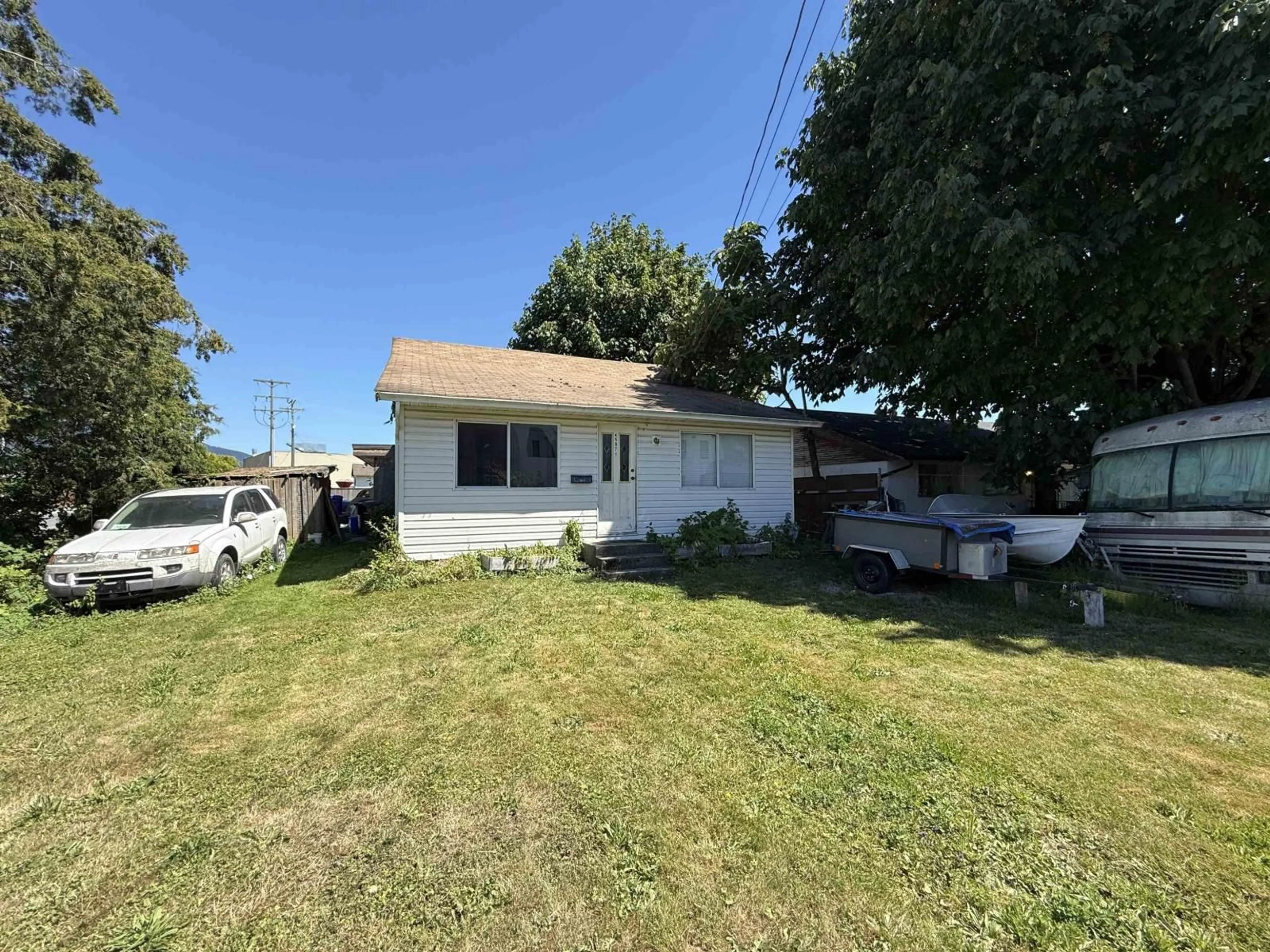 A pic from outside/outdoor area/front of a property/back of a property/a pic from drone, street for 45871 ROWAT AVENUE, Chilliwack British Columbia V2P1J2