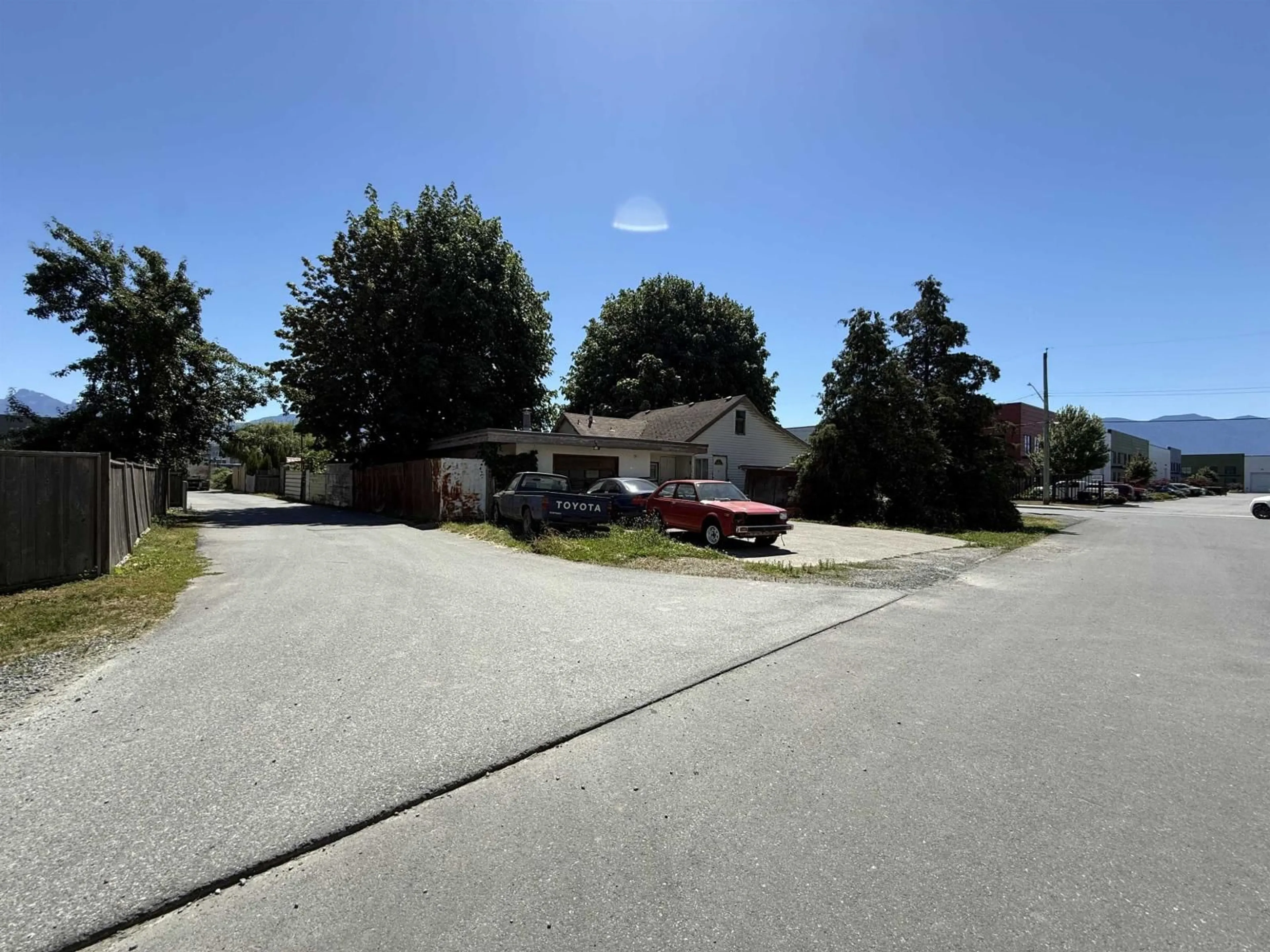 A pic from outside/outdoor area/front of a property/back of a property/a pic from drone, street for 45871 ROWAT AVENUE, Chilliwack British Columbia V2P1J2
