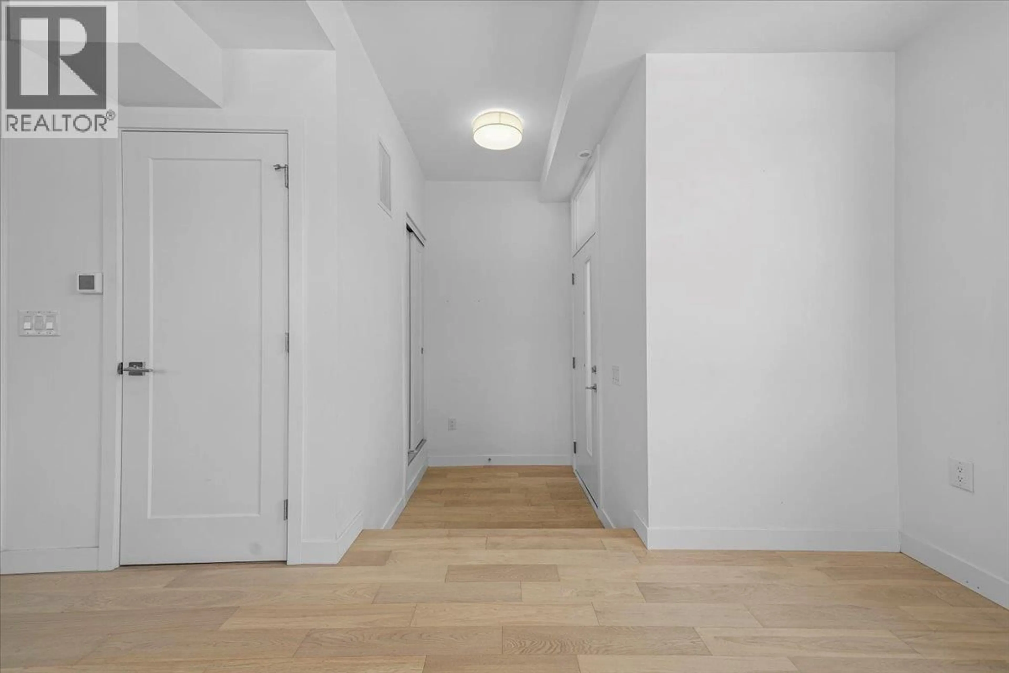 Indoor foyer for 4110 COLUMBIA STREET, Vancouver British Columbia V5Y2H9