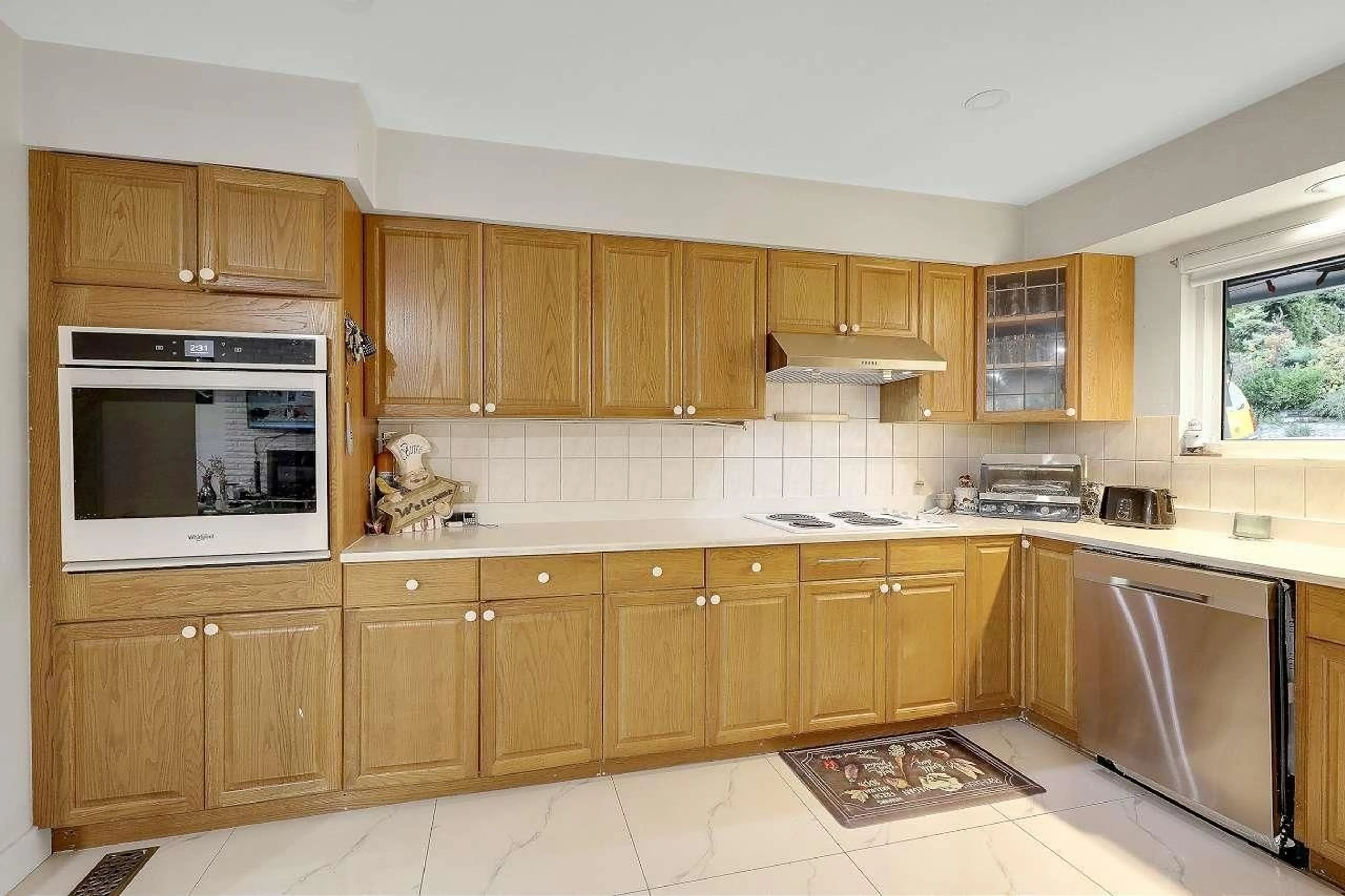 Standard kitchen, ceramic/tile floor for 7985 MODESTO DRIVE, Delta British Columbia V4C4A9