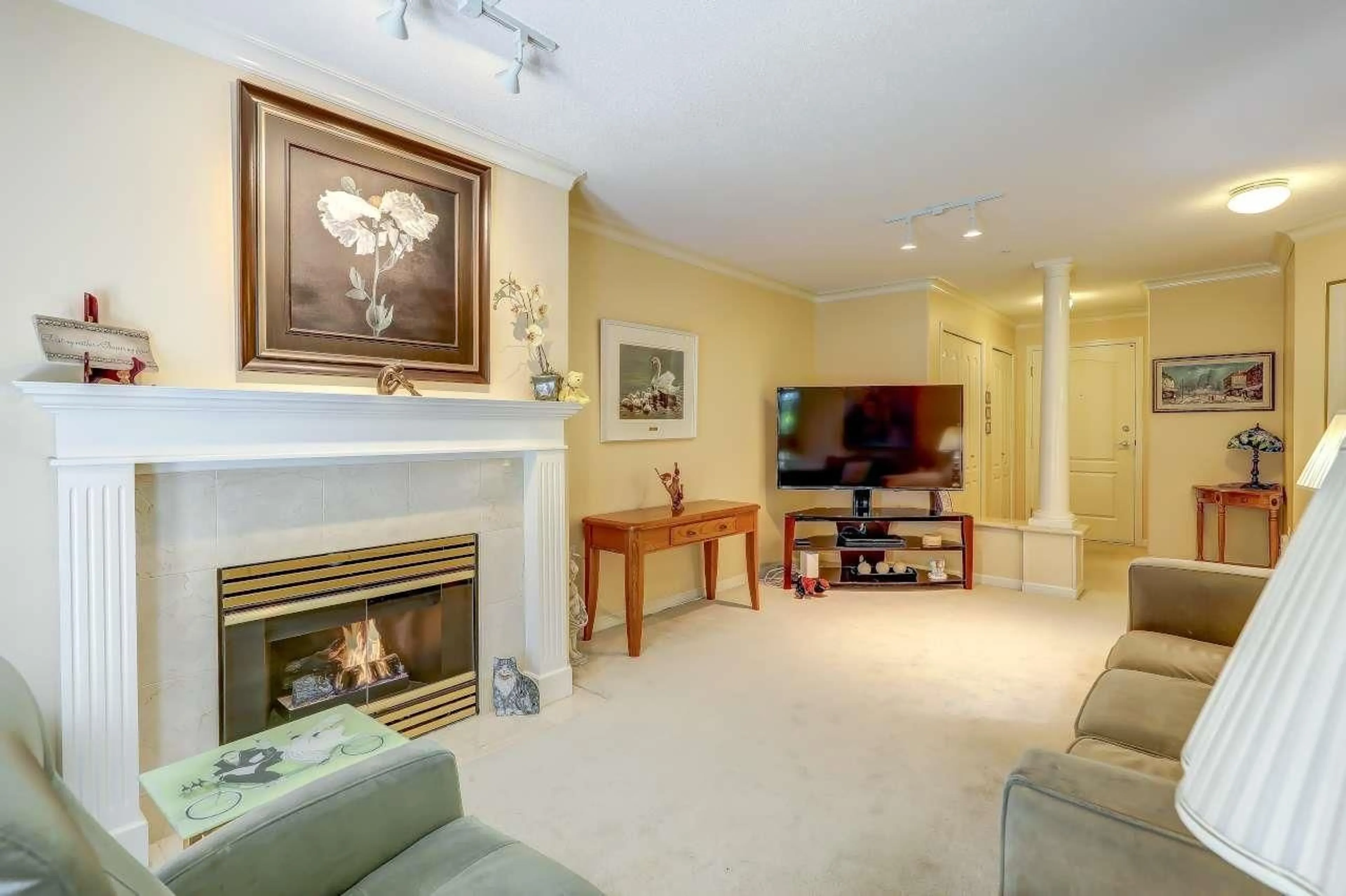 Living room with furniture, unknown for 308 - 1929 154 STREET, Surrey British Columbia V4A4S2