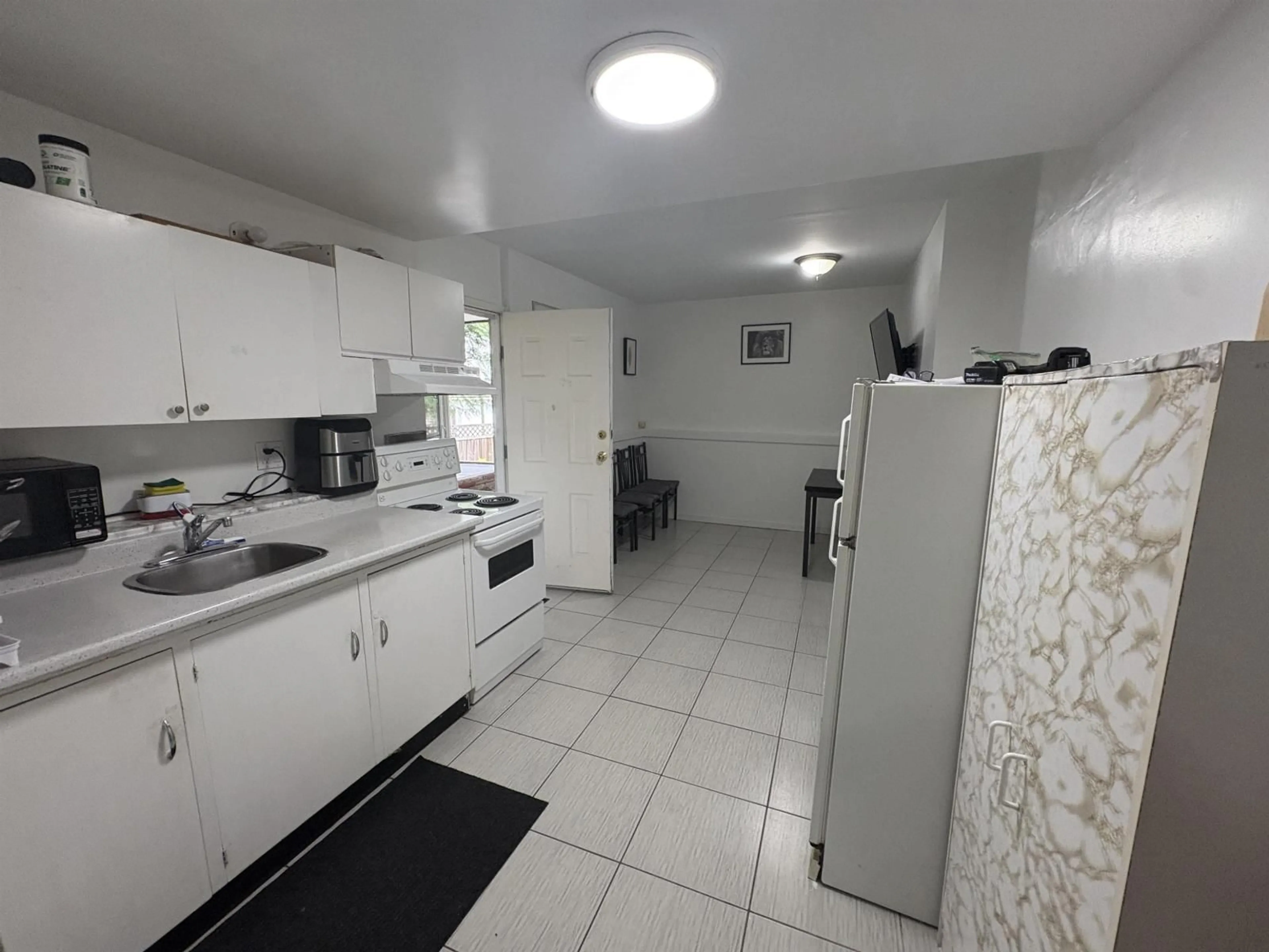 Standard kitchen, unknown for 8063 138A STREET, Surrey British Columbia V3W9B3