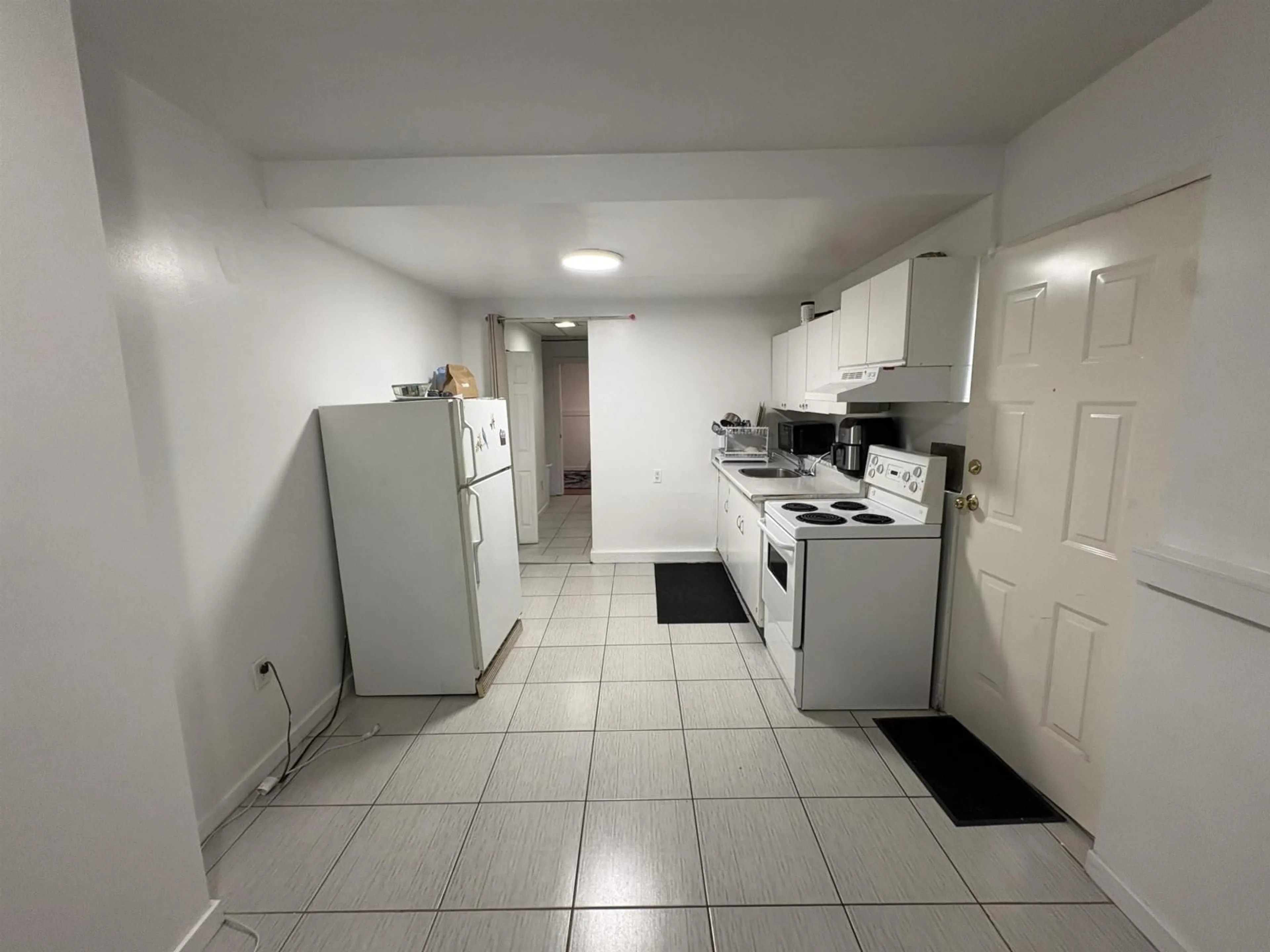 Standard kitchen, unknown for 8063 138A STREET, Surrey British Columbia V3W9B3