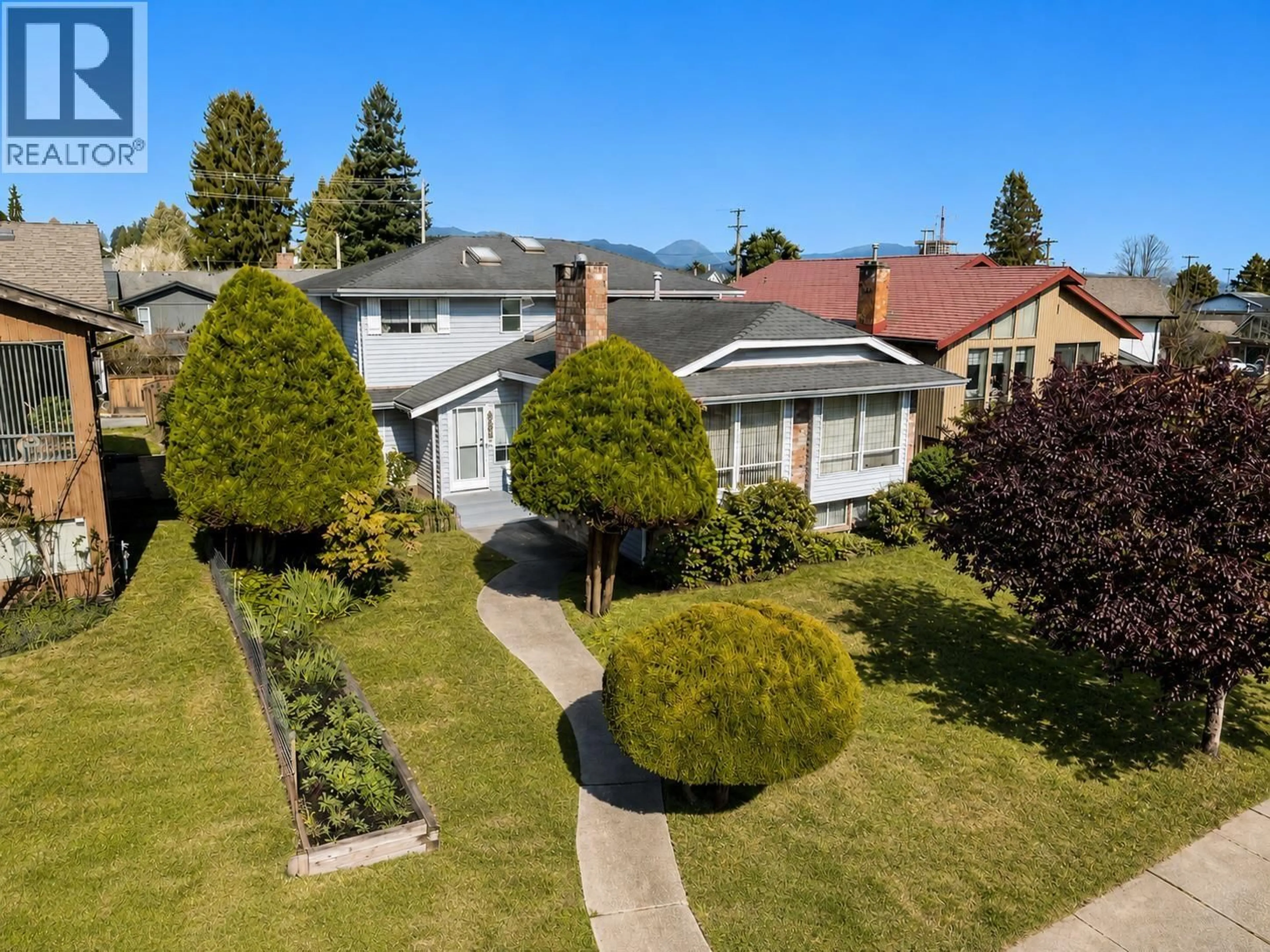 A pic from outside/outdoor area/front of a property/back of a property/a pic from drone, mountain view for 431 GLENBROOK DRIVE, New Westminster British Columbia V3L5J3