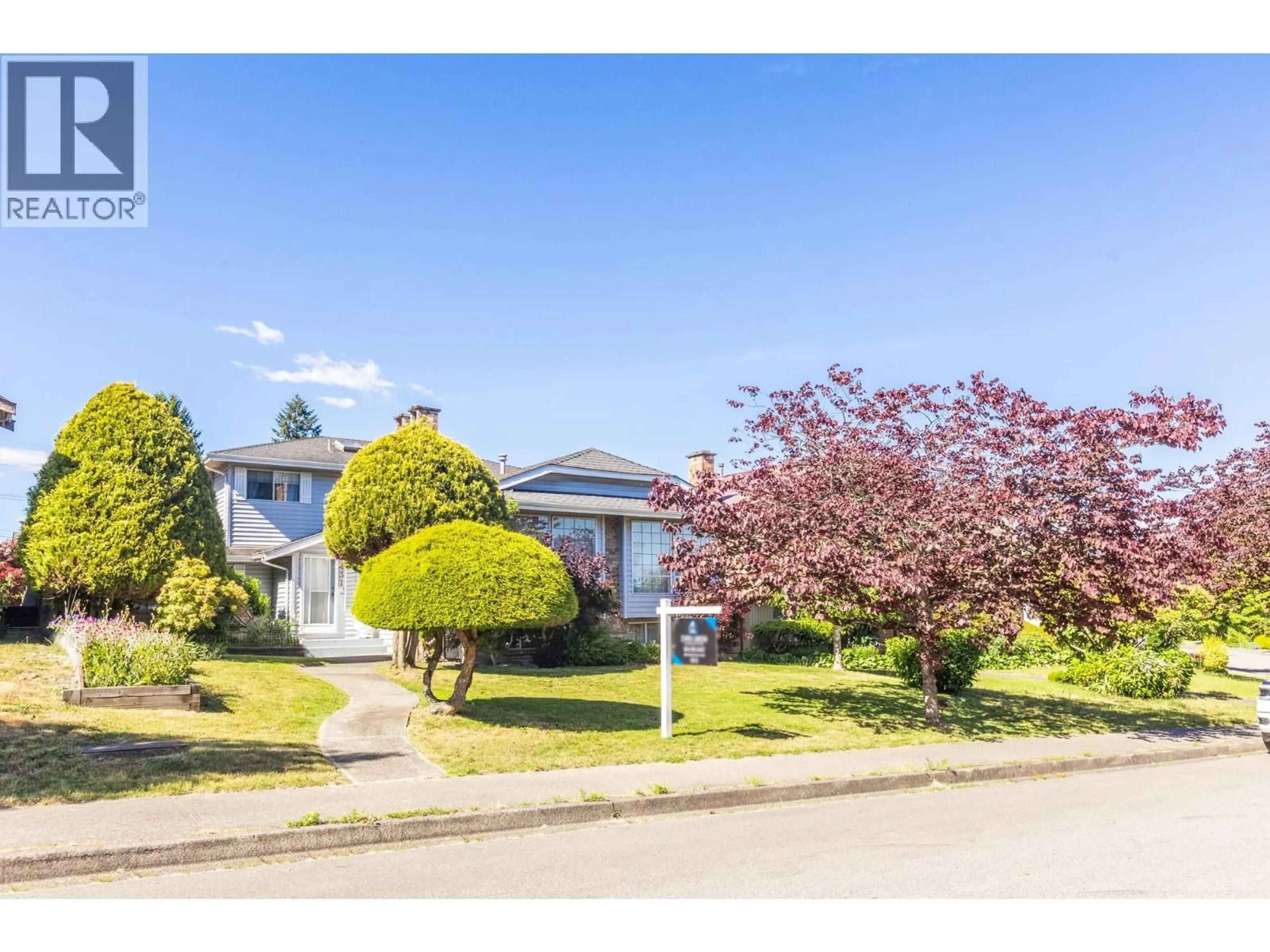 A pic from outside/outdoor area/front of a property/back of a property/a pic from drone, street for 431 GLENBROOK DRIVE, New Westminster British Columbia V3L5J3