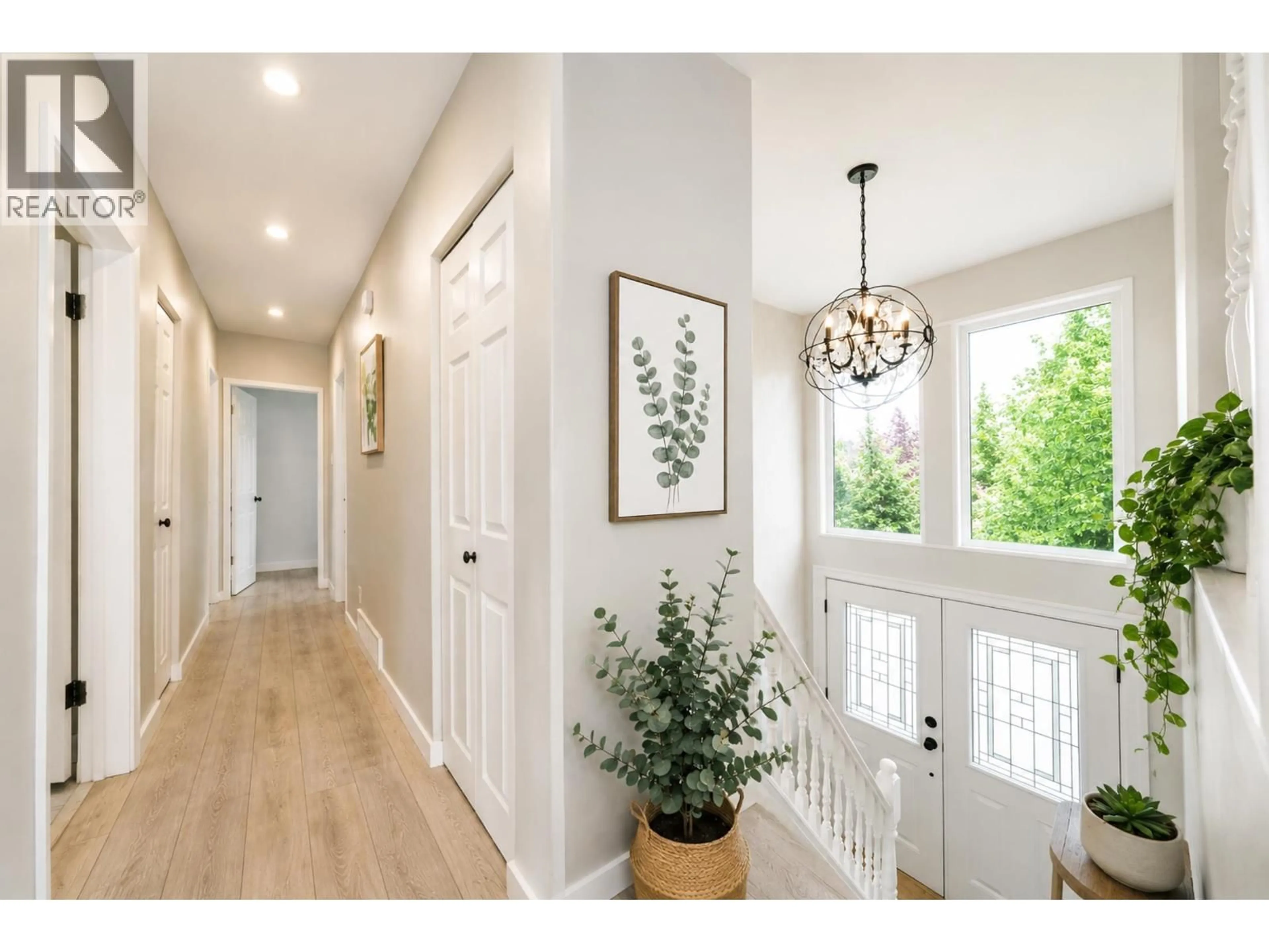 Indoor entryway for 525 55 STREET, Delta British Columbia V4M3J6