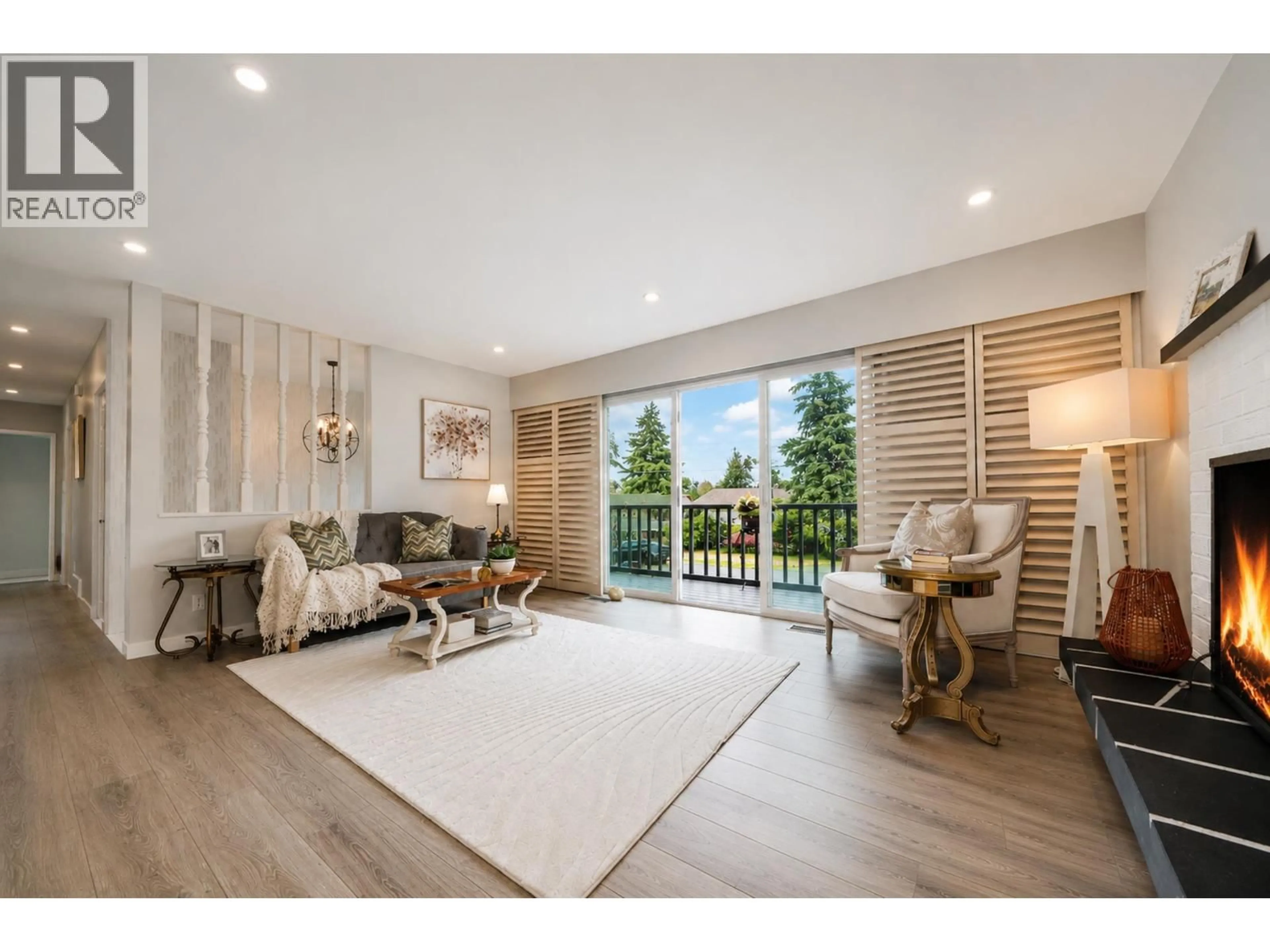 Living room with furniture, wood/laminate floor for 525 55 STREET, Delta British Columbia V4M3J6