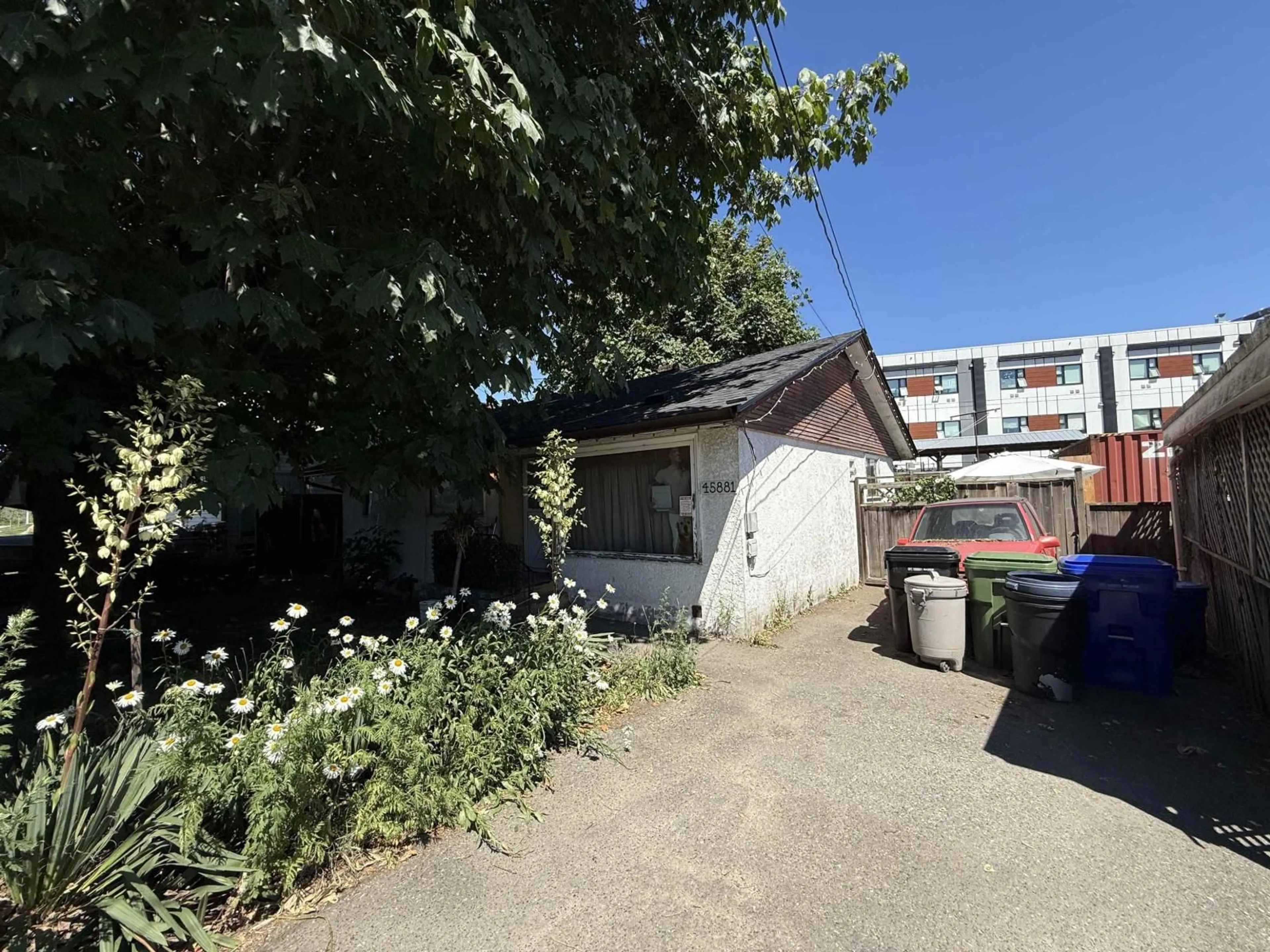 A pic from outside/outdoor area/front of a property/back of a property/a pic from drone, street for 45881 ROWAT AVENUE, Chilliwack British Columbia V2P1J2