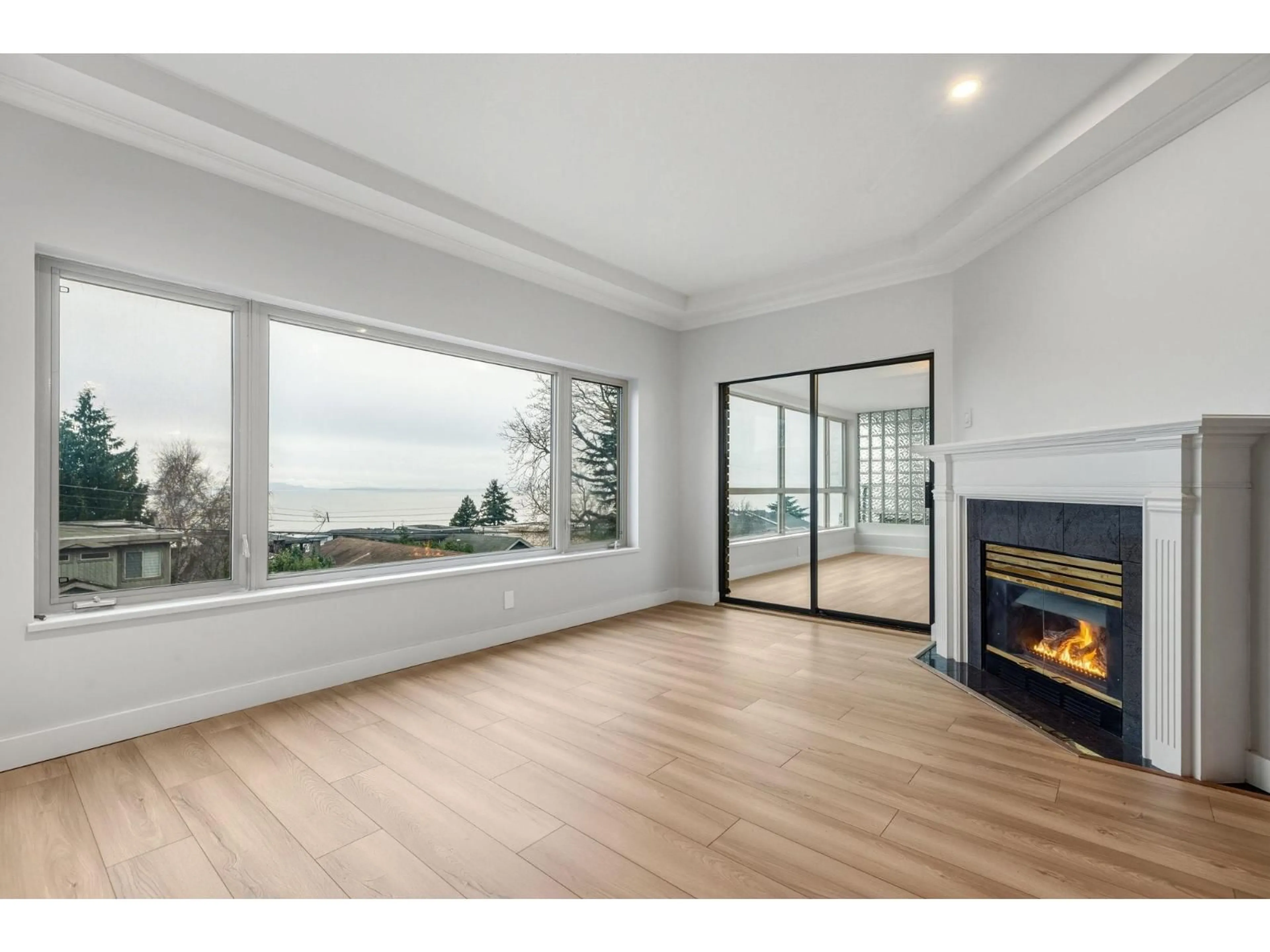 Unknown for 204 - 15176 BUENA VISTA AVENUE, White Rock British Columbia V4B1Y3