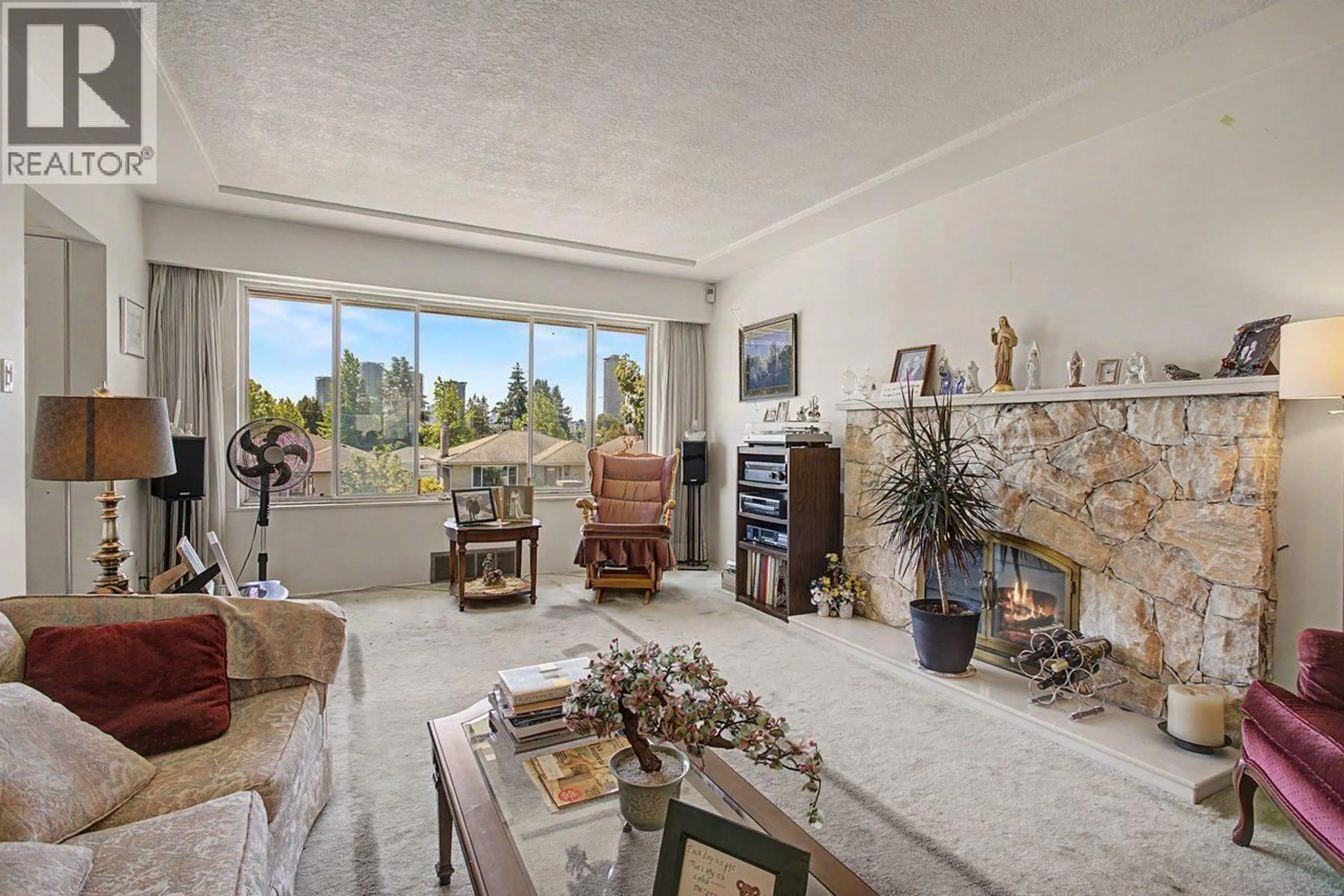 Living room with furniture, unknown for 4843 VENABLES STREET, Burnaby British Columbia V5C3A9