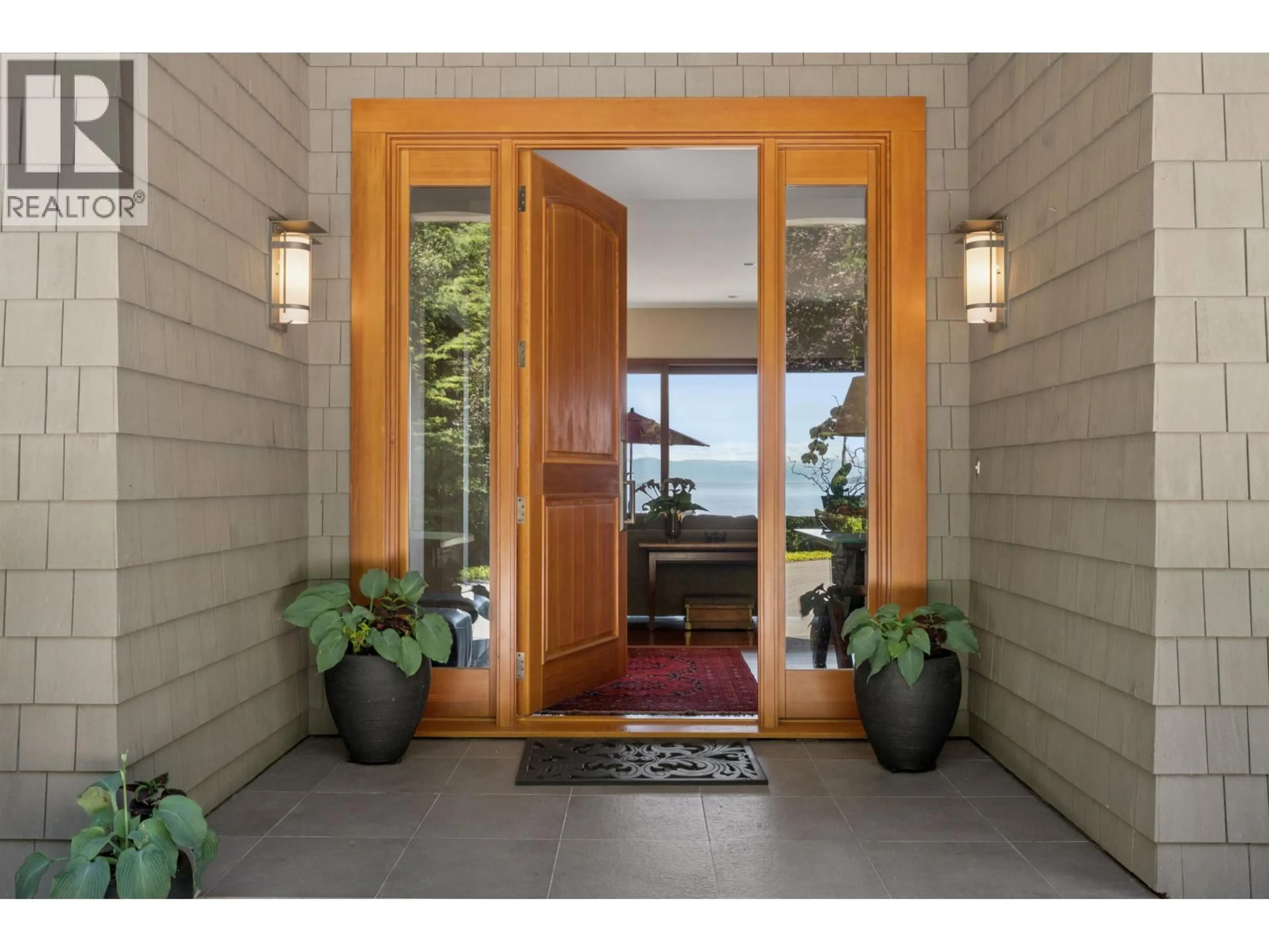 Indoor entryway for 9269 JORGENSEN DRIVE, Halfmoon Bay British Columbia V7Z1B4