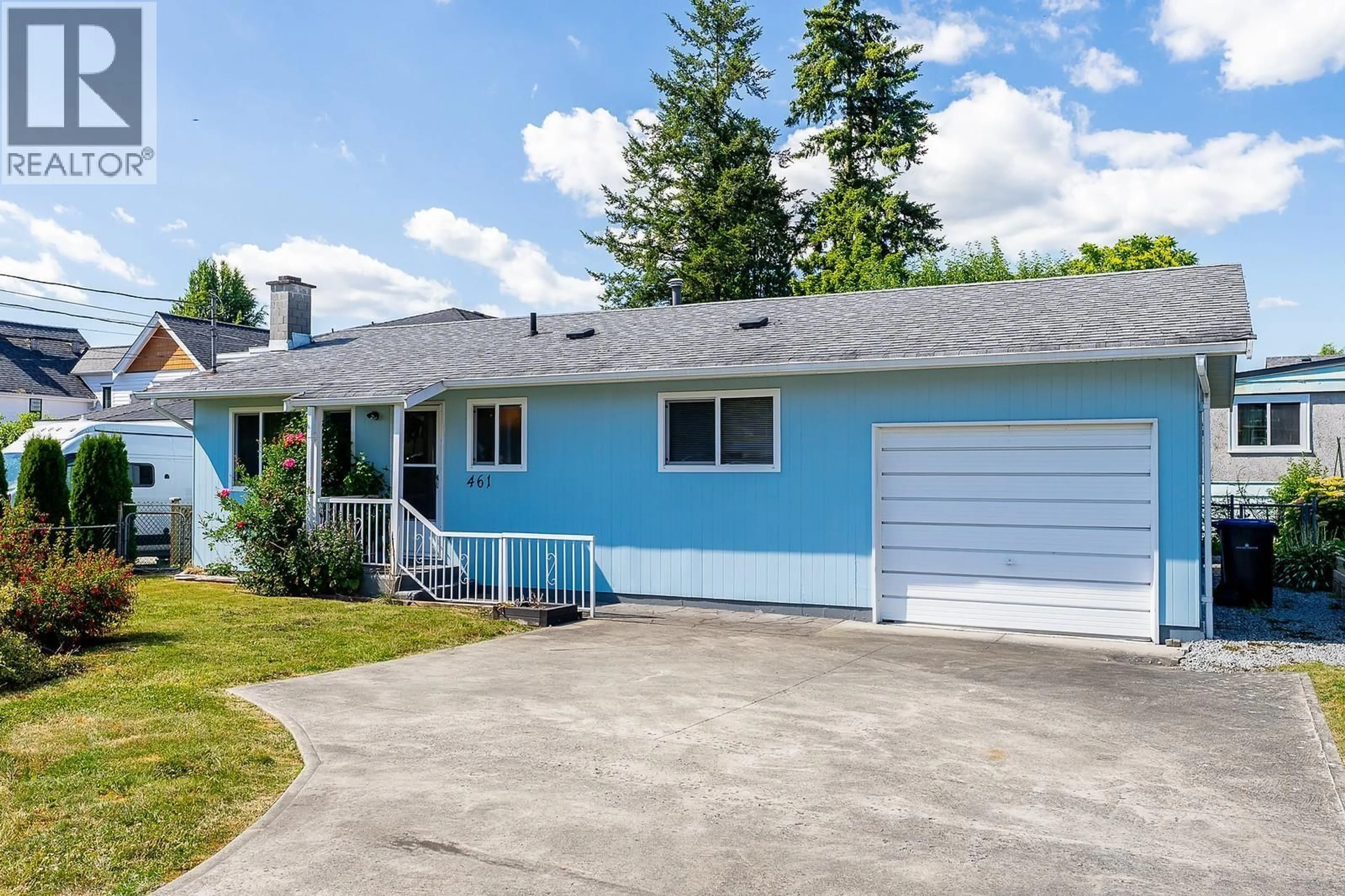 Home with vinyl exterior material, street for 461 CUMBERLAND STREET, New Westminster British Columbia V3L3G7
