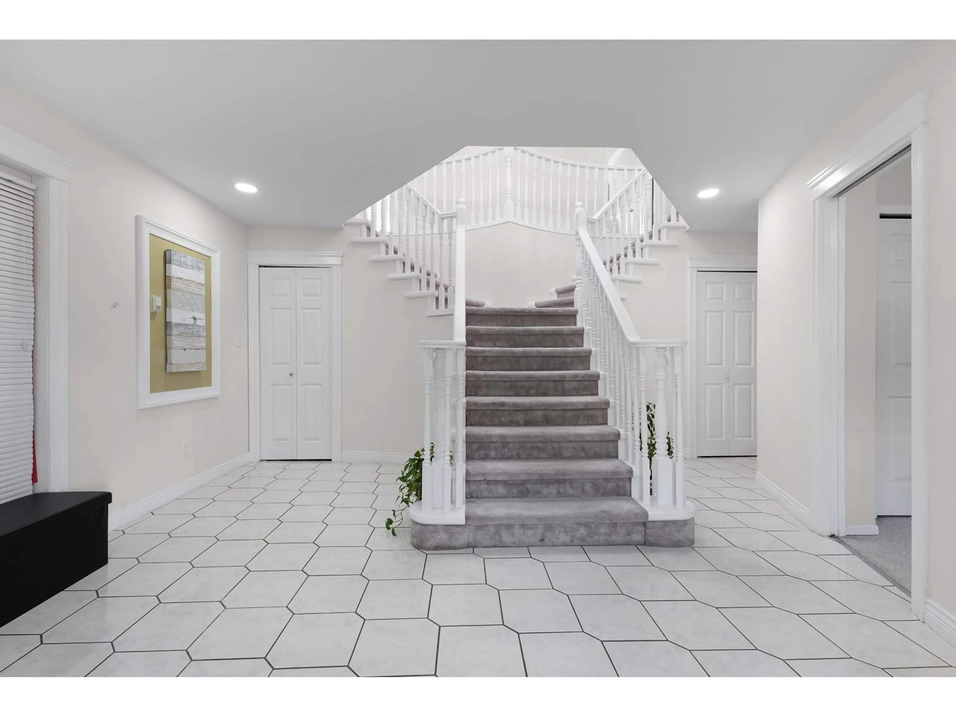 Indoor foyer for 12604 68 AVENUE, Surrey British Columbia V3W1G4