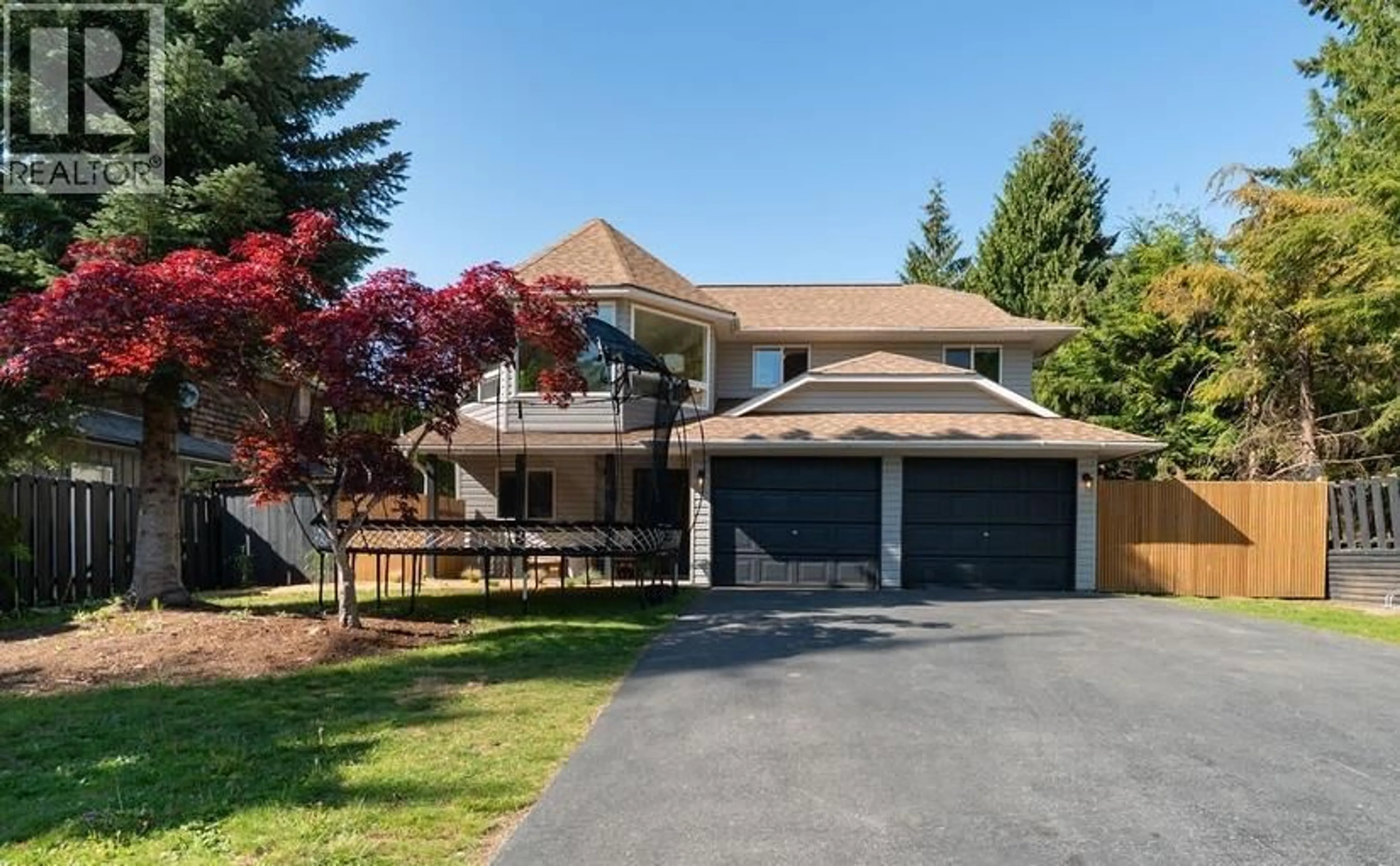 Home with vinyl exterior material, street for 1001 POMONA WAY, Squamish British Columbia V0N1T0