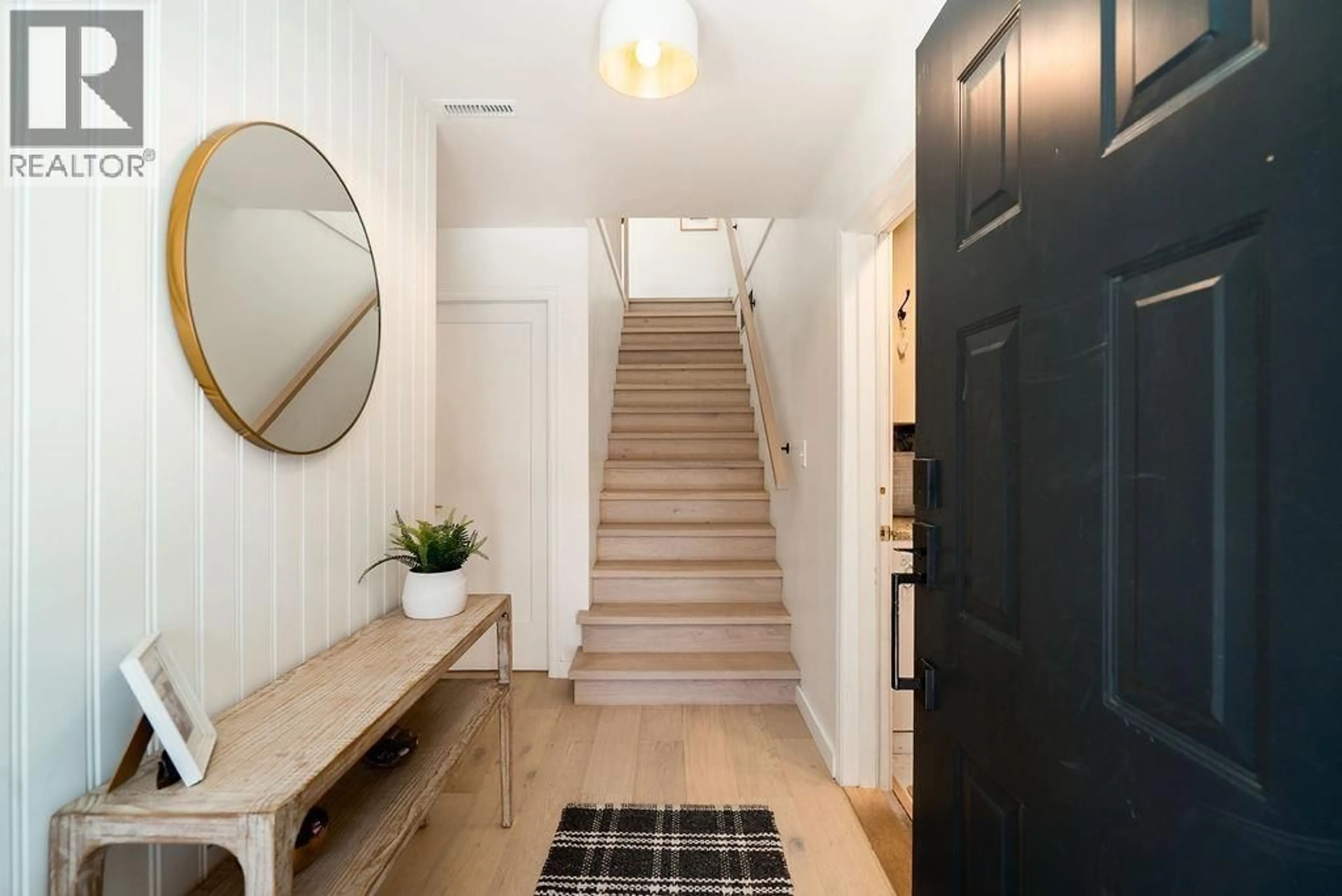 Indoor entryway for 1001 POMONA WAY, Squamish British Columbia V0N1T0