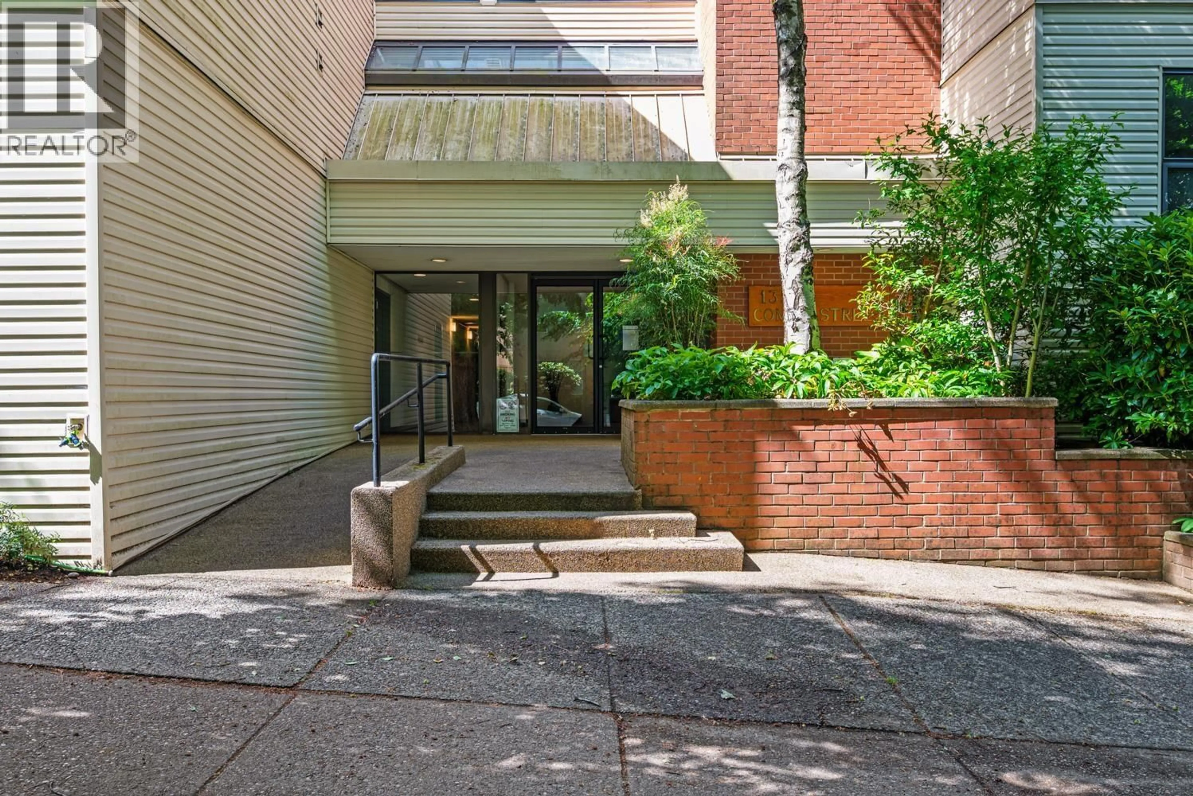 Indoor foyer for 402 - 1350 COMOX STREET, Vancouver British Columbia V6E4E1