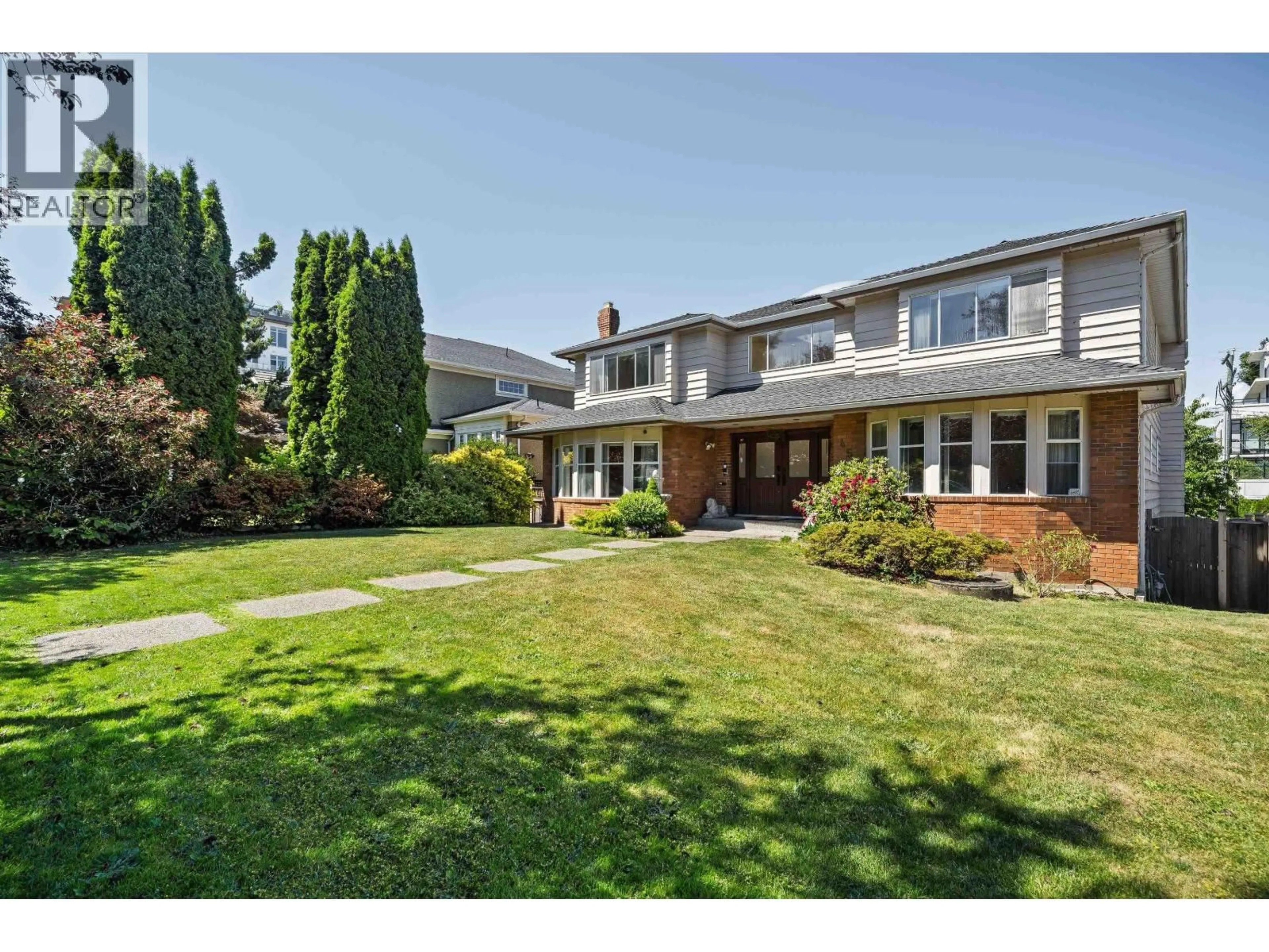 A pic from outside/outdoor area/front of a property/back of a property/a pic from drone, street for 455 26TH AVENUE, Vancouver British Columbia V5Y2K1