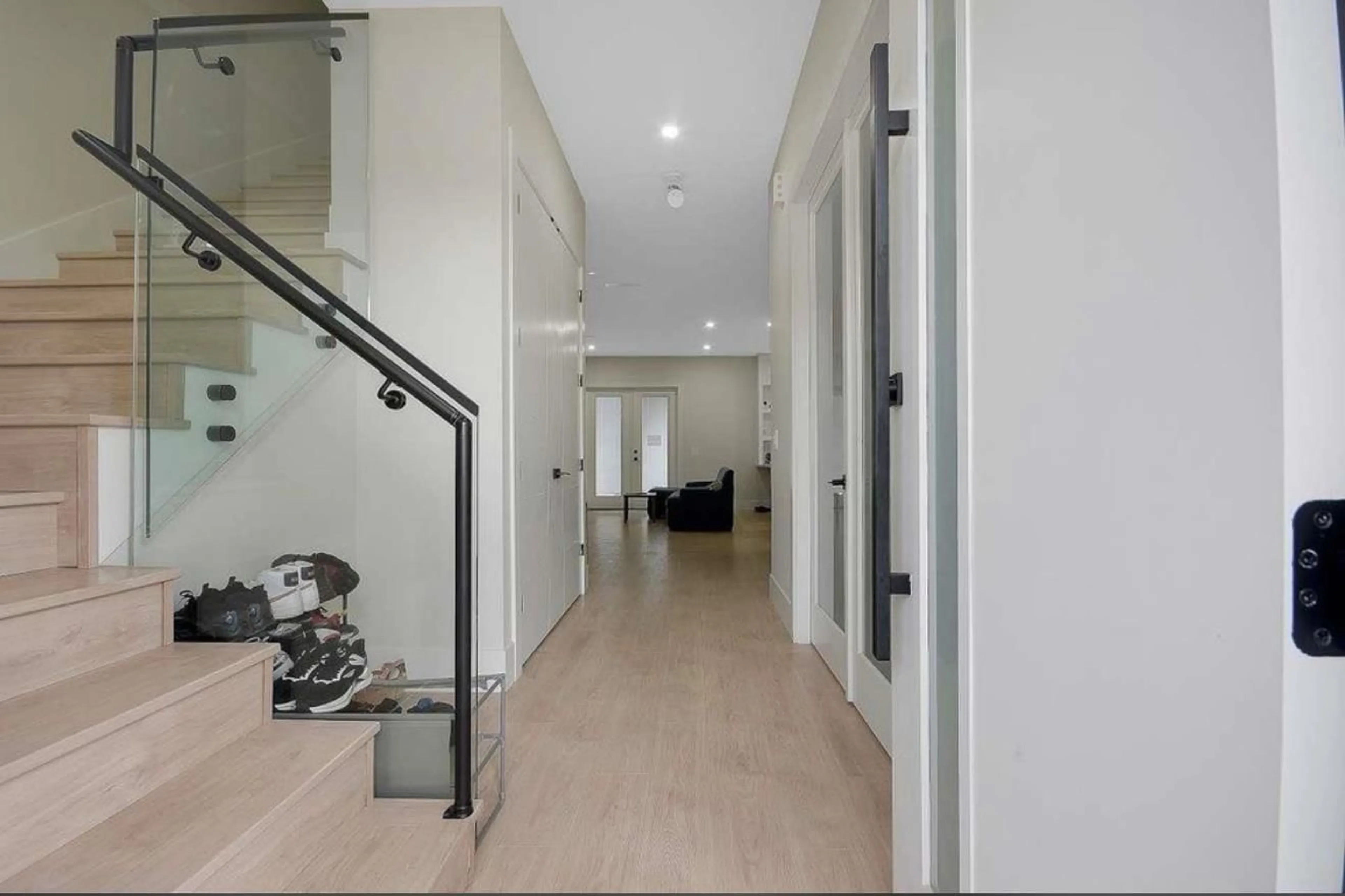 Indoor foyer for 19121 67 AVENUE, Surrey British Columbia V4N6A4